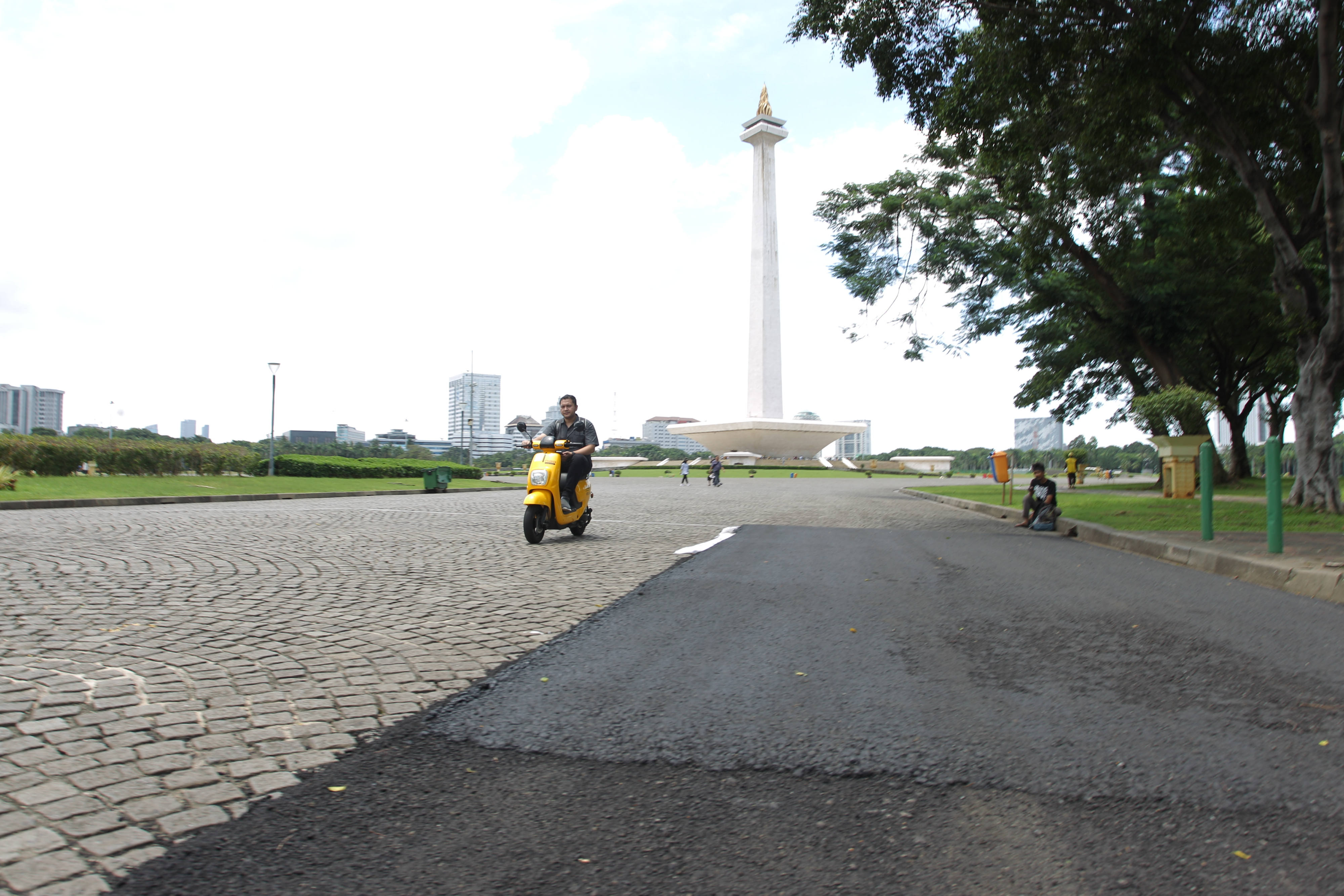 Uji coba pengaspalan kawasan Monas yang akan dipakai Formula E.