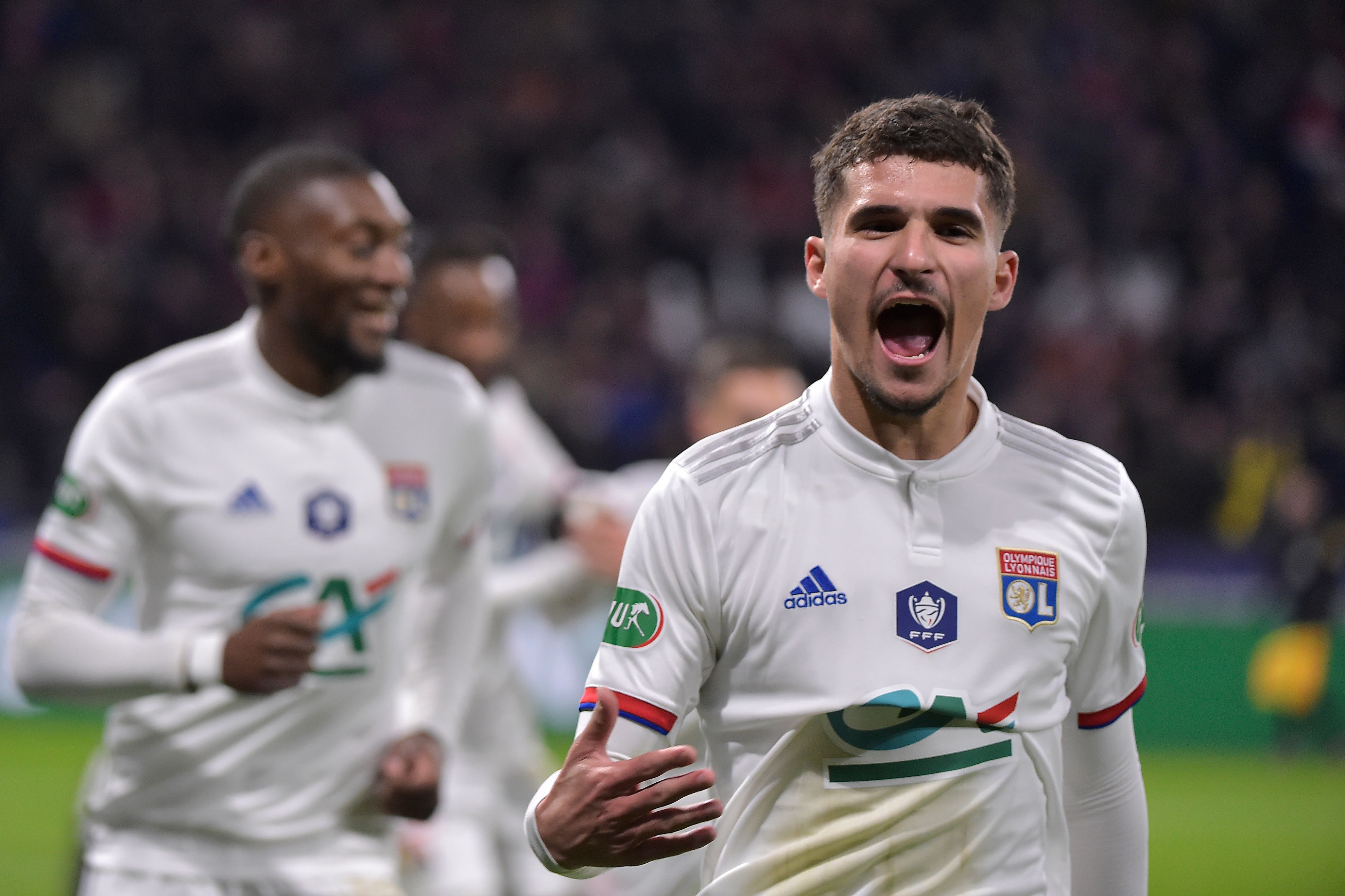 Gelandang Lyon Houssem Aouar melakukan selebrasi usai mencetak gol ke gawang Marseille di laga perempat final Coupe de France