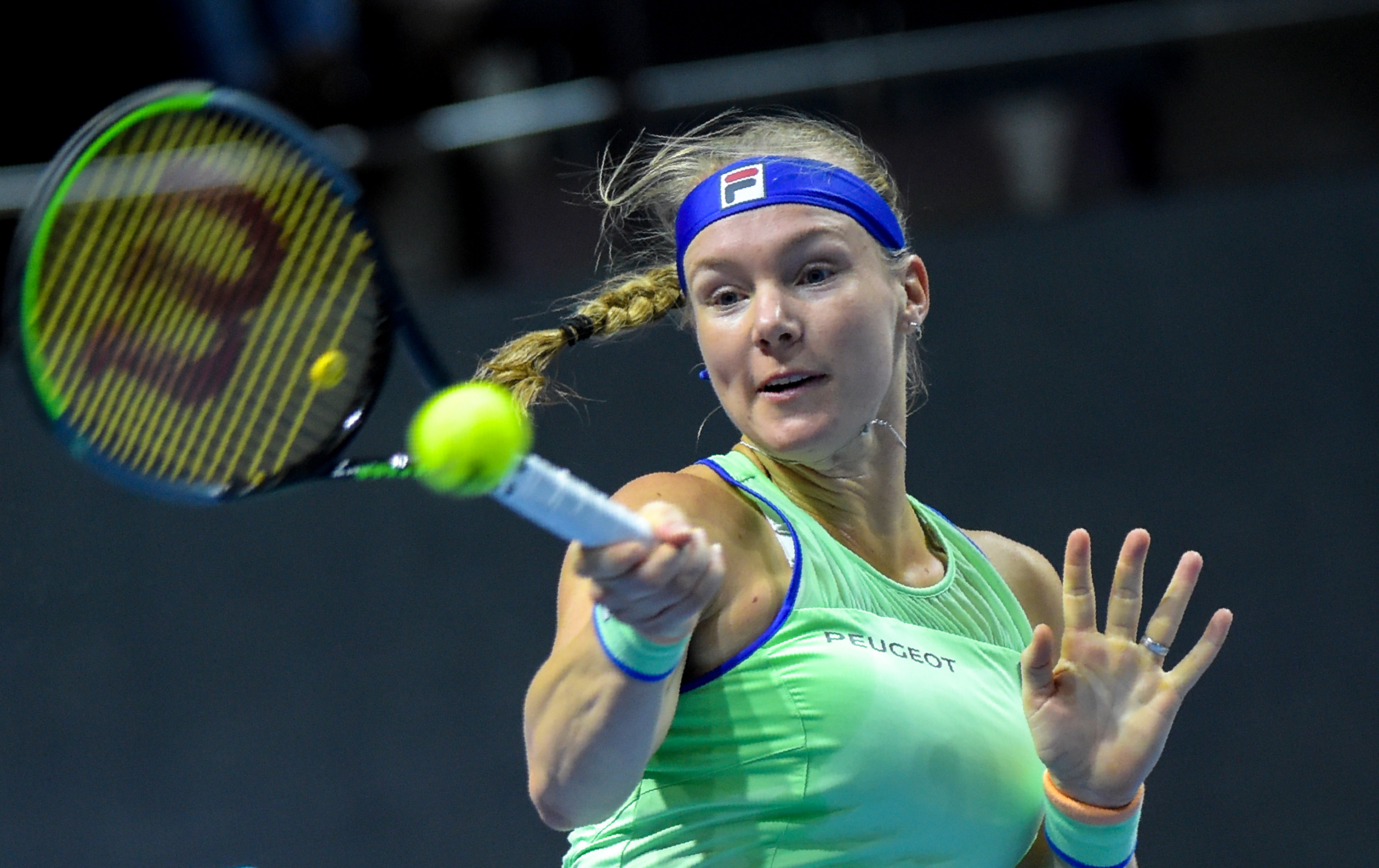 Kiki Bertens dari Belanda mengembalikan bola ke Elena Rybakina dari Kazakhstan di turnamen WTA Saint Petersburg Ladies Trophy 2020.