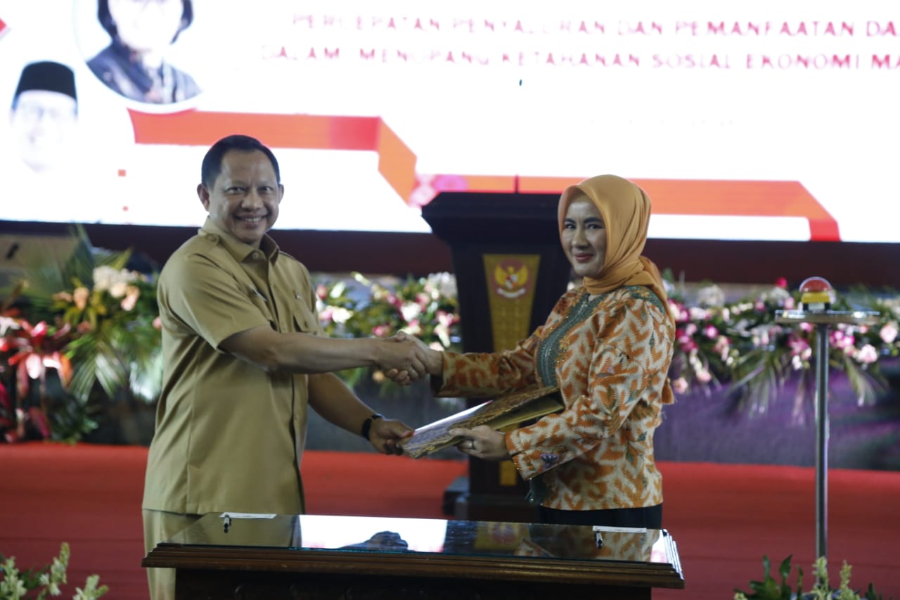 Menteri Dalam Negeri Tito Karnavian berjabat tangan dengan Dirut PT Pertamina,  Nicke Widyawati