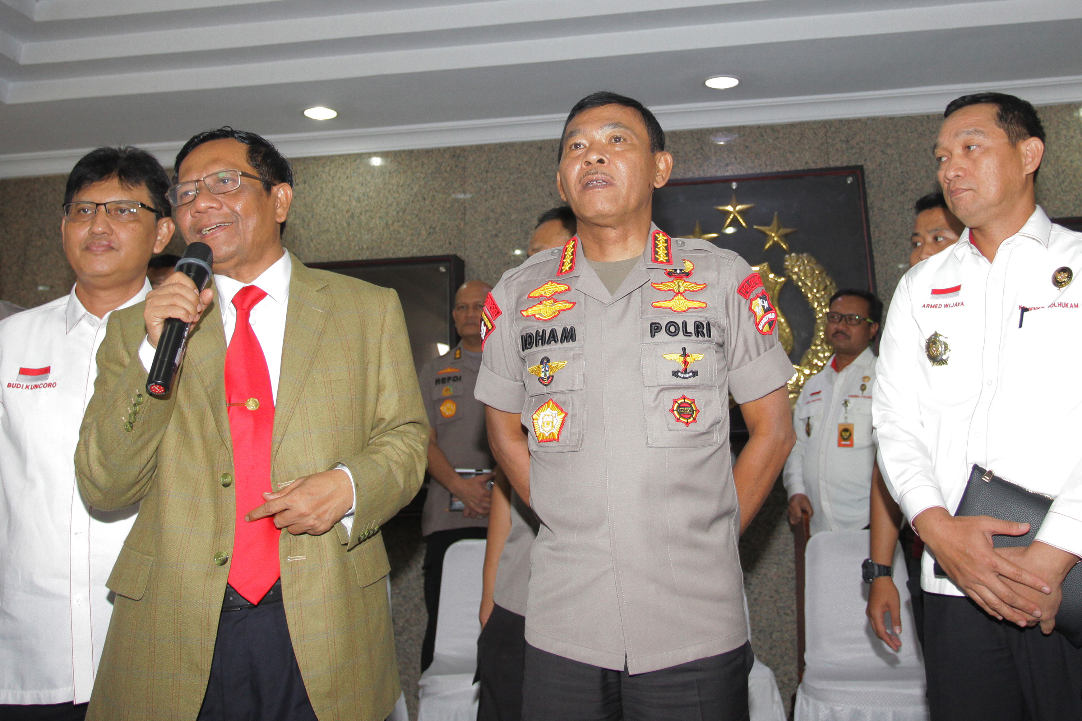 Menkopolhukam Mahfud MD (kedua kiri) dan Kapolri Jenderal Pol Idham Azis (kedua kanan).