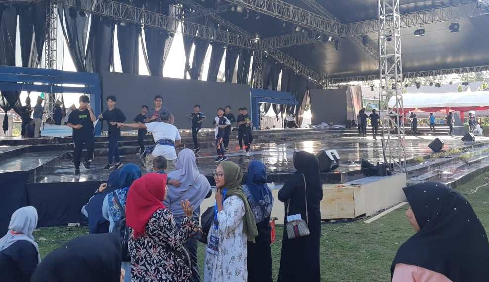 Siswa Sekolah Sukma Bangsa berlatih menari di panggung utama jelang Kenduri Kebangsaan di Kabupaten Bireuen, Kamis (20/2/2020).