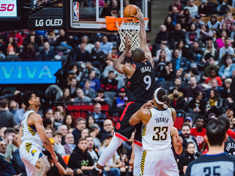 Serge Ibaka melakukan dunk dalam laga NBA melawan Indiana Pacers