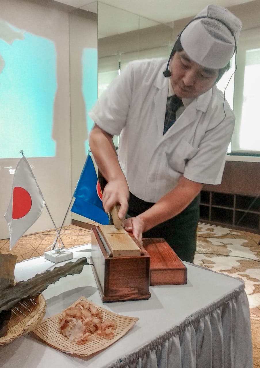 Salah seorang chef memeragakan pembuatan dashi