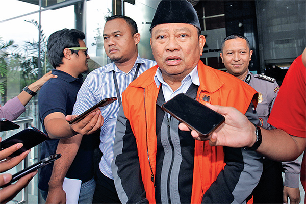 Tersangka Bupati nonaktif Sidoarjo Saiful Ilah (kanan) berjalan seusai menjalani pemeriksaan lanjutan di Gedung KPK