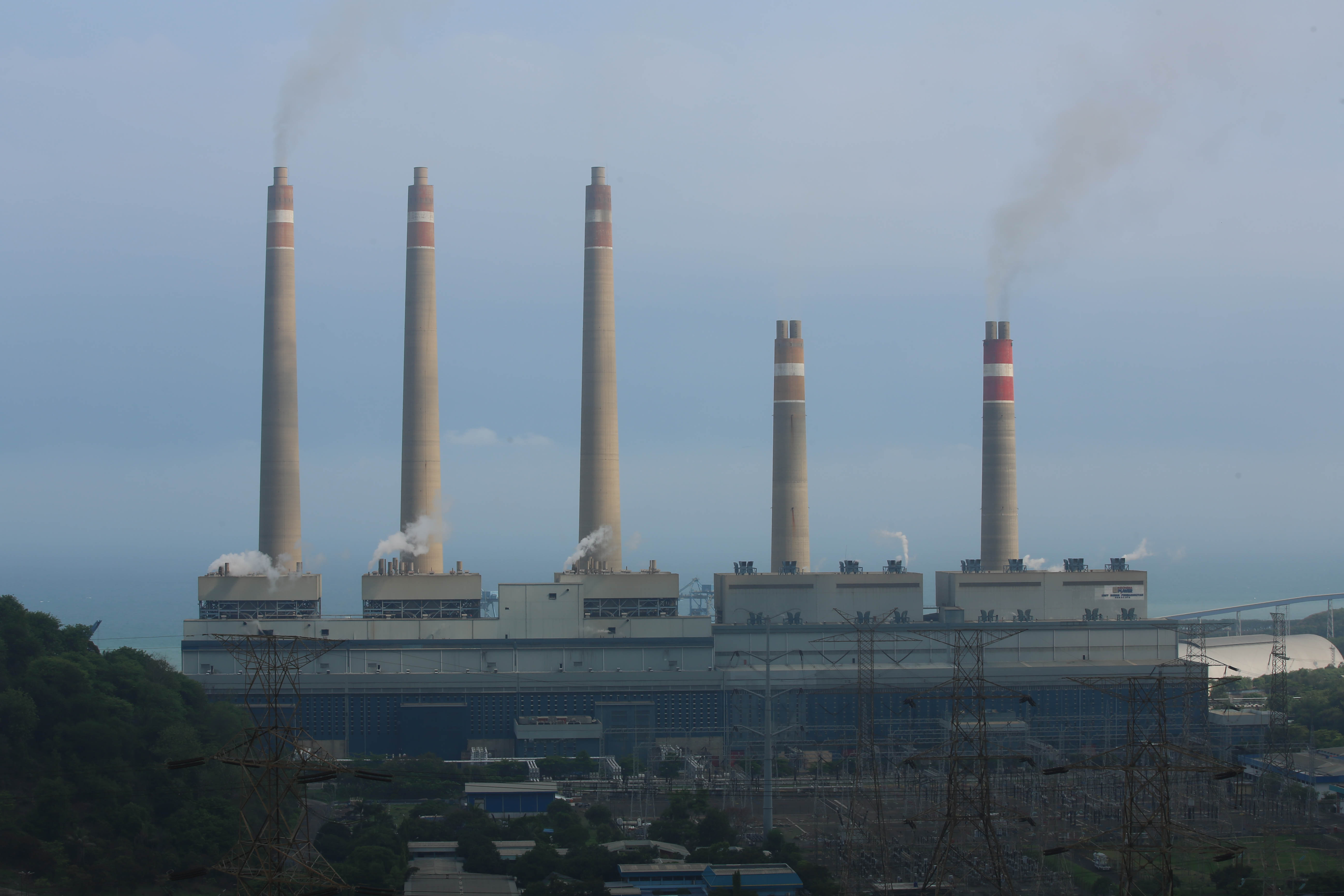  Pembangkit Listrik Tenaga Uap (PLTU) Unit VIII Suralaya milik PLN di Banten, Sabtu (21/12/2019). 