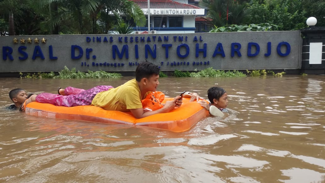 Warga melintasi banjir di Jakarta, Rabu (25/2)