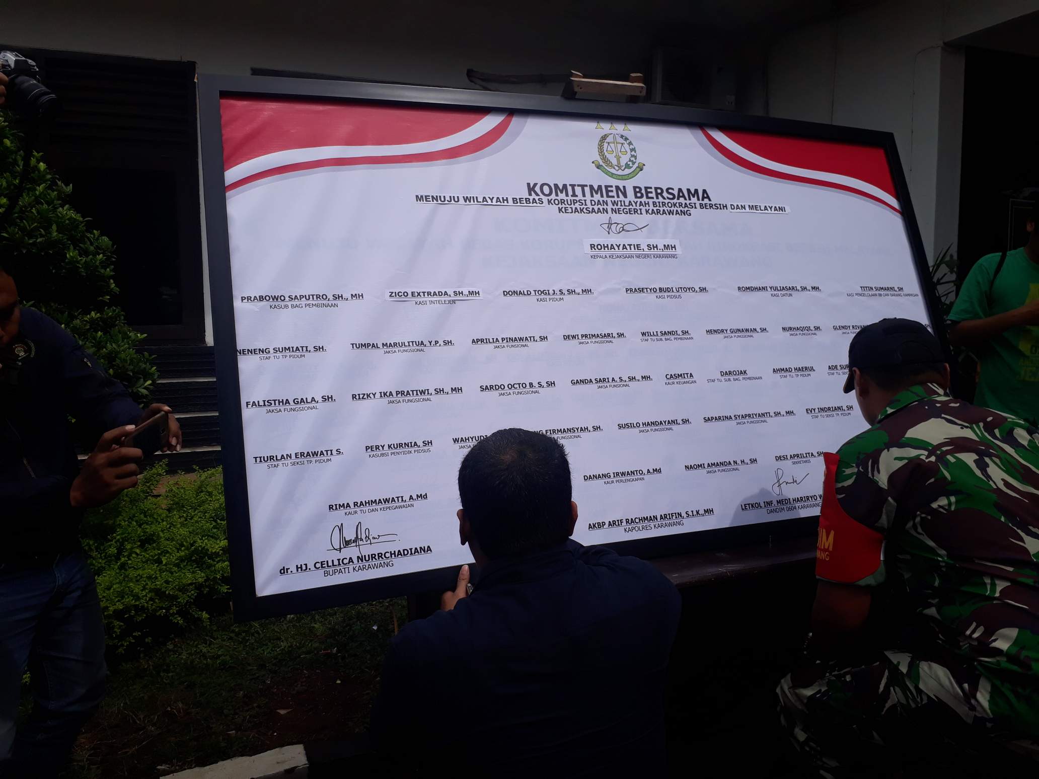 Penandatanganan pakta integritas bebas korupsi di Kejari Karawang 