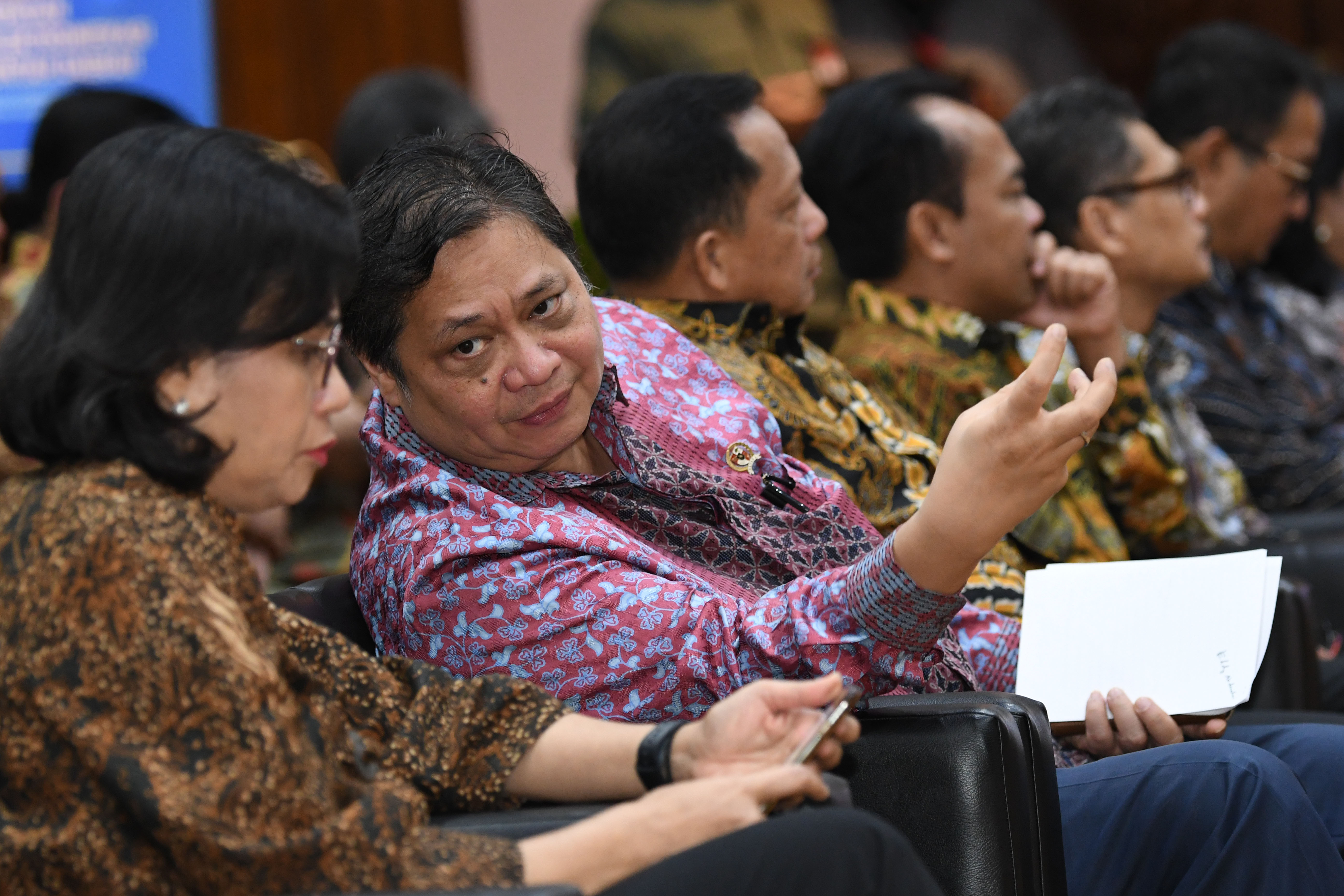Menko Perekonomian Airlangga Hartarto (kedua kiri) berbincang dengan Menkeu Sri Mulyani Indrawati (kiri) di sela penandatangan MoU.