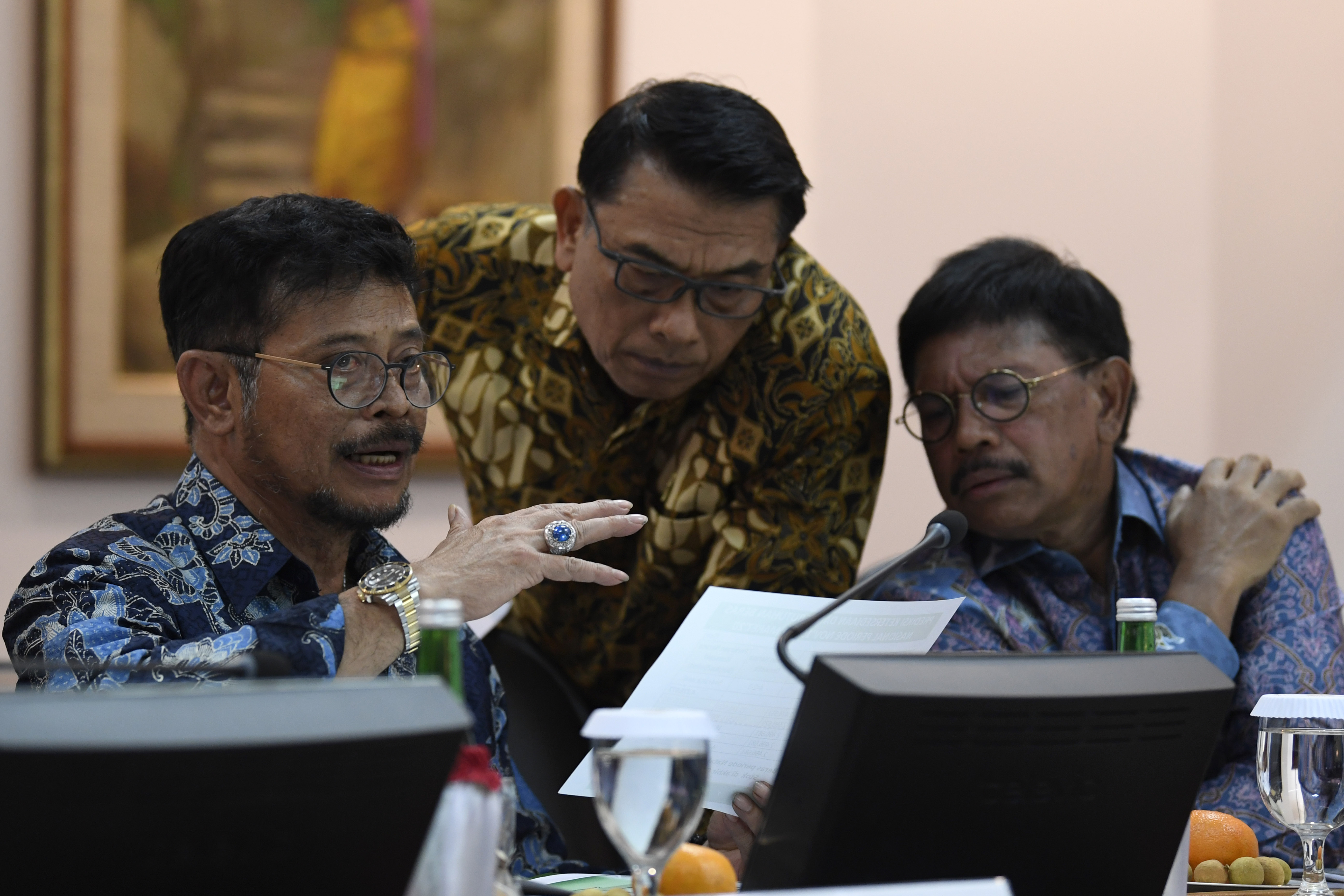 Kepala Staf Presiden Moeldoko (tengah) sebelum mengikuti rapat terbatas di Istana Kepresidenan Jakarta.