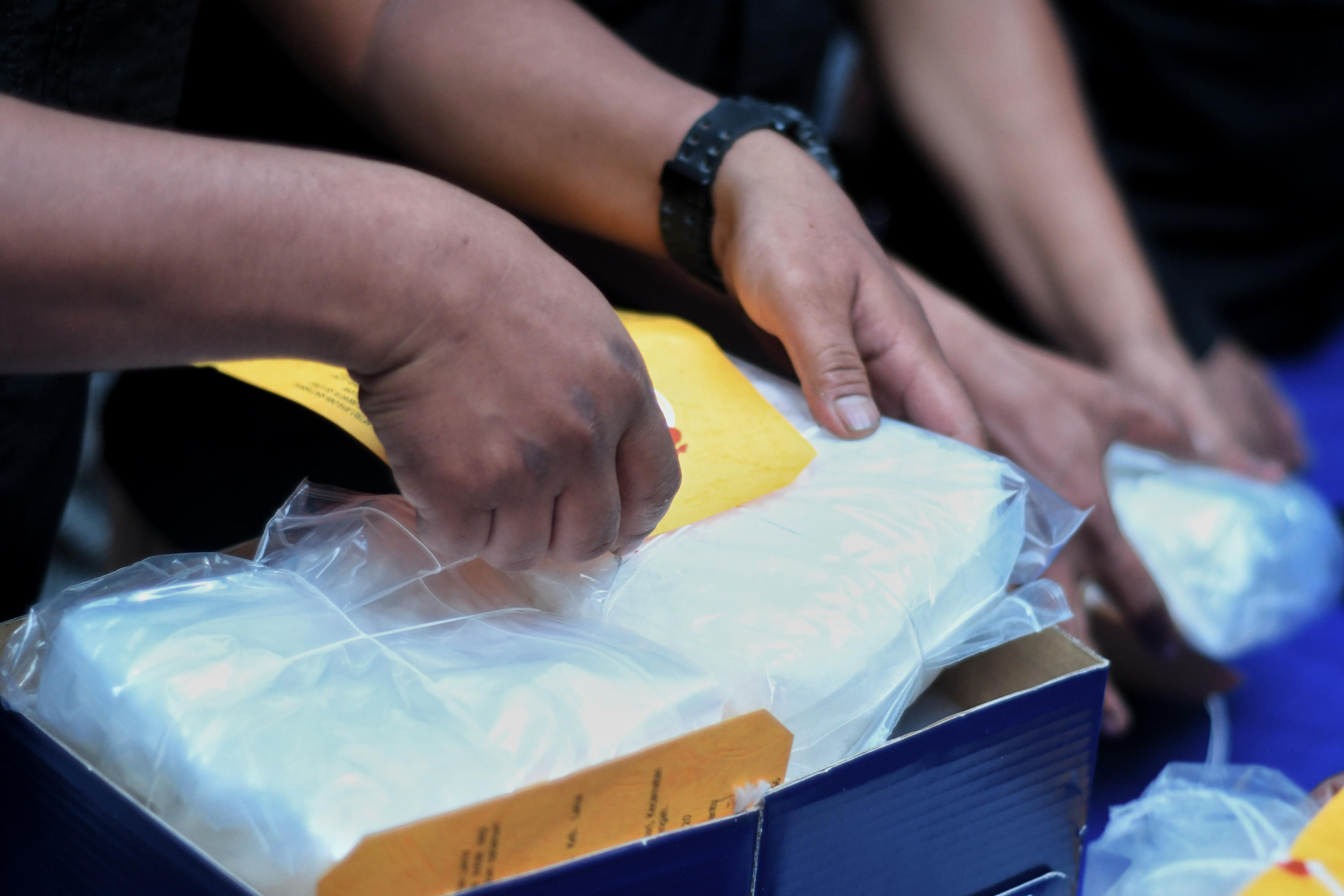 Barang bukti sabu tengah diperiksa petuga kepolisian