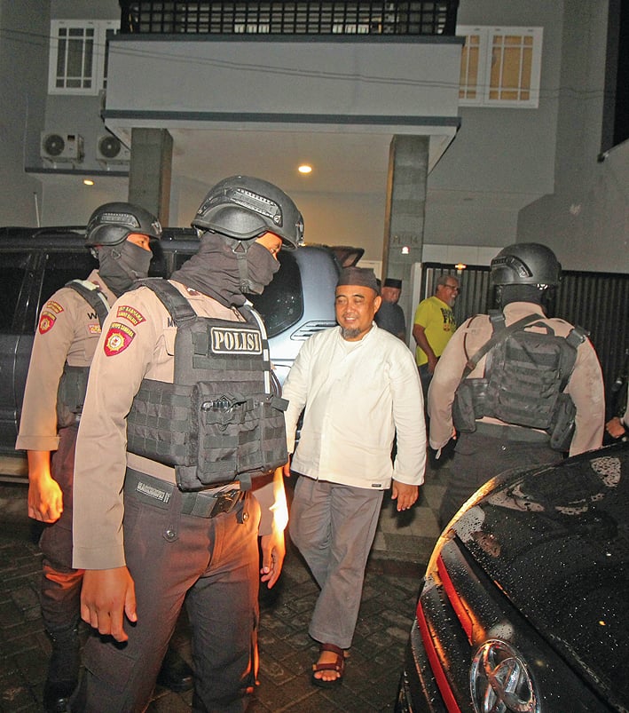 Polisi bersiaga saat petugas Komisi Pemberantasan Korupsi (KPK) mendatangi rumah di Perumahan Pandugo I, Surabaya, Jawa Timur.