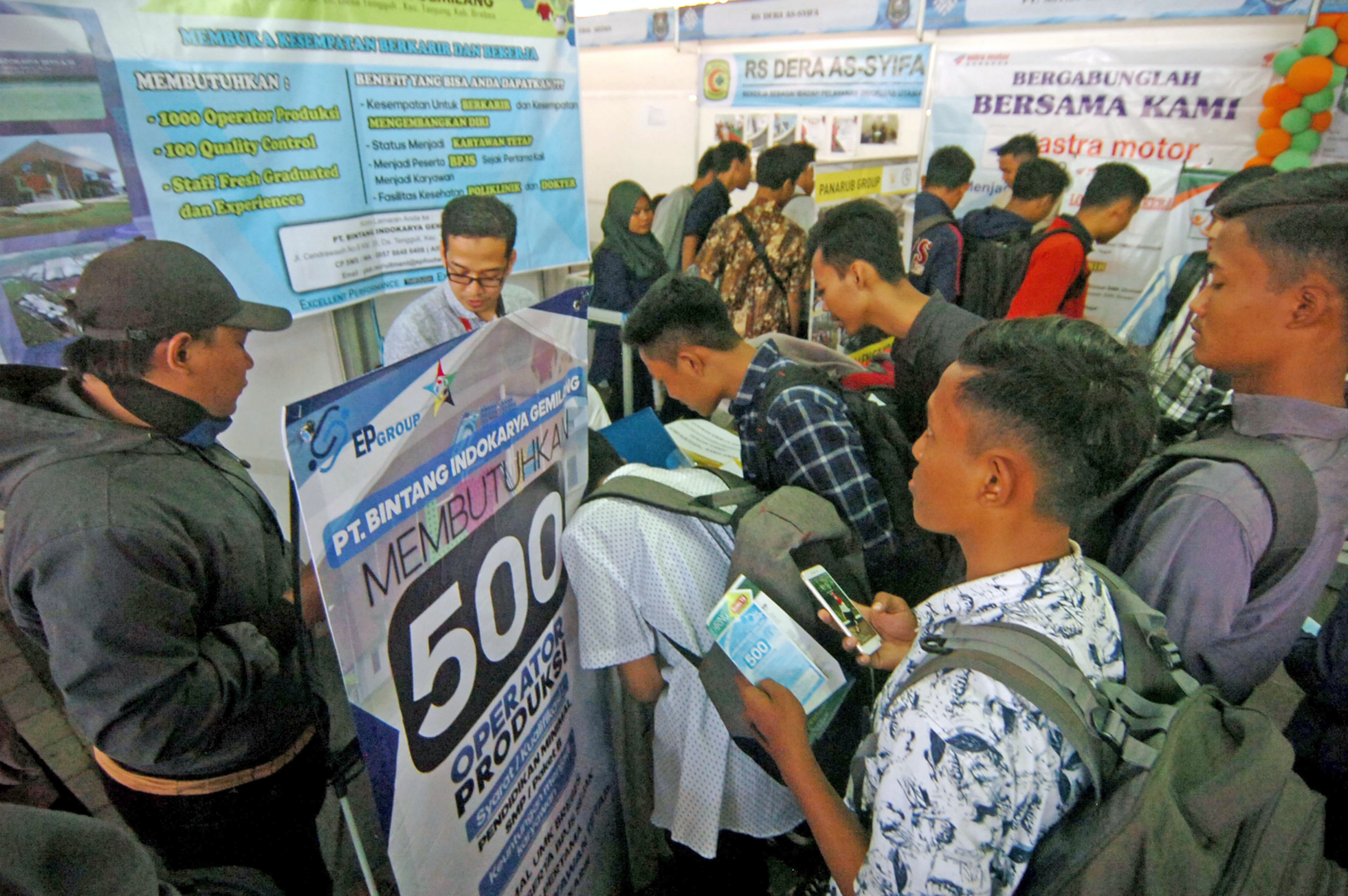 A: Sejumlah pengunjung mencari lowongan kerja saat pameran bursa kerja 