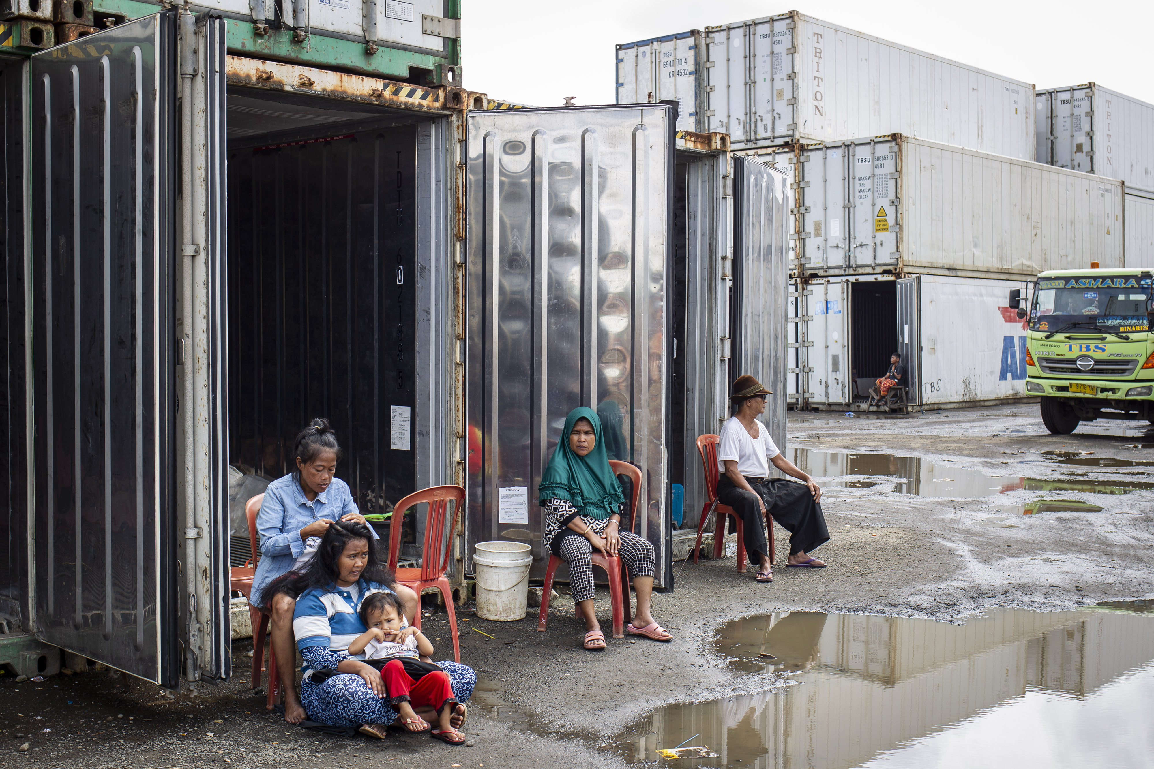 Warga korban banjir beraktivitas saat mengungsi di dalam peti kemas kosong di Kampung Sepatan, Rorotan, Jakarta, Kamis (27/2/2020)