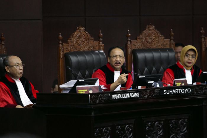 Hakim MK Suhartoyo (tengah) menyampaikan pandangannya dalam sidang lanjutan PHPU Pilpres 2019 di Gedung MK, Jakarta, Selasa (18/6)