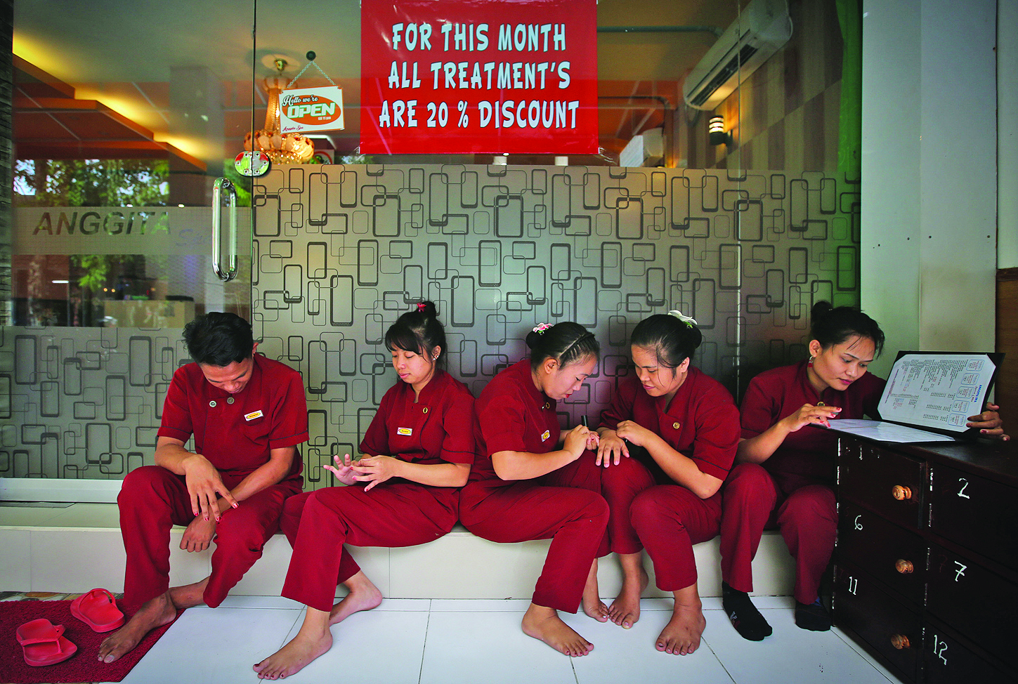 Para terapis di sebuah panti pijat di Bali menganggur karena minimnya wisatawan di Pulau Dewata itu akibat wabah virus korona.