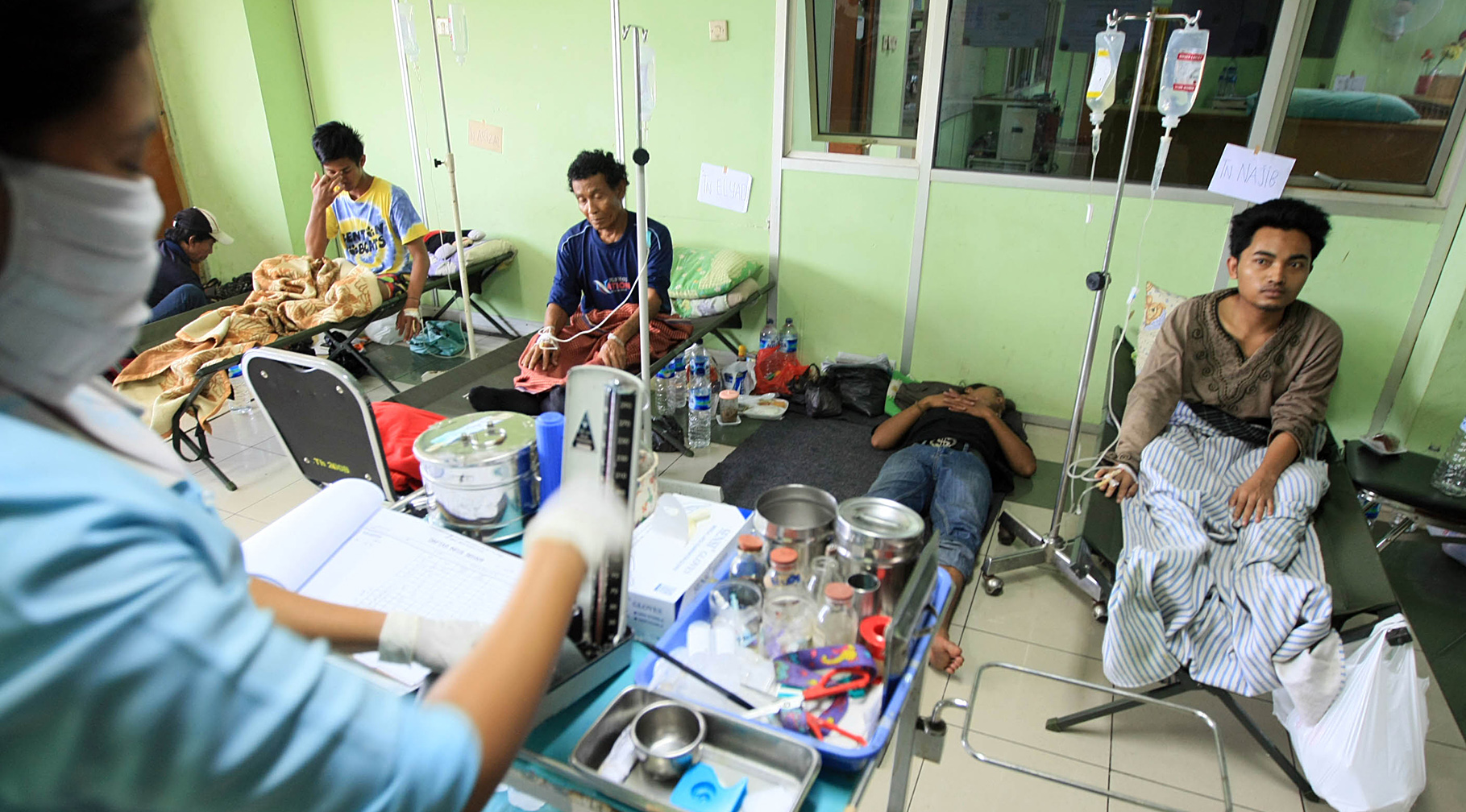 Seorang suster memeriksa para pasien penderita demam berdarah dengue di RSUD Koja, Jakarta Utara, beberapa waktu lalu.