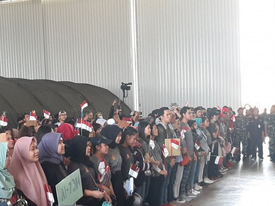 Suasana upacara pelepasan WNI usai observasi COVID-19 di Natuna, Kepulauan Riau, Sabtu (15/2/2020).