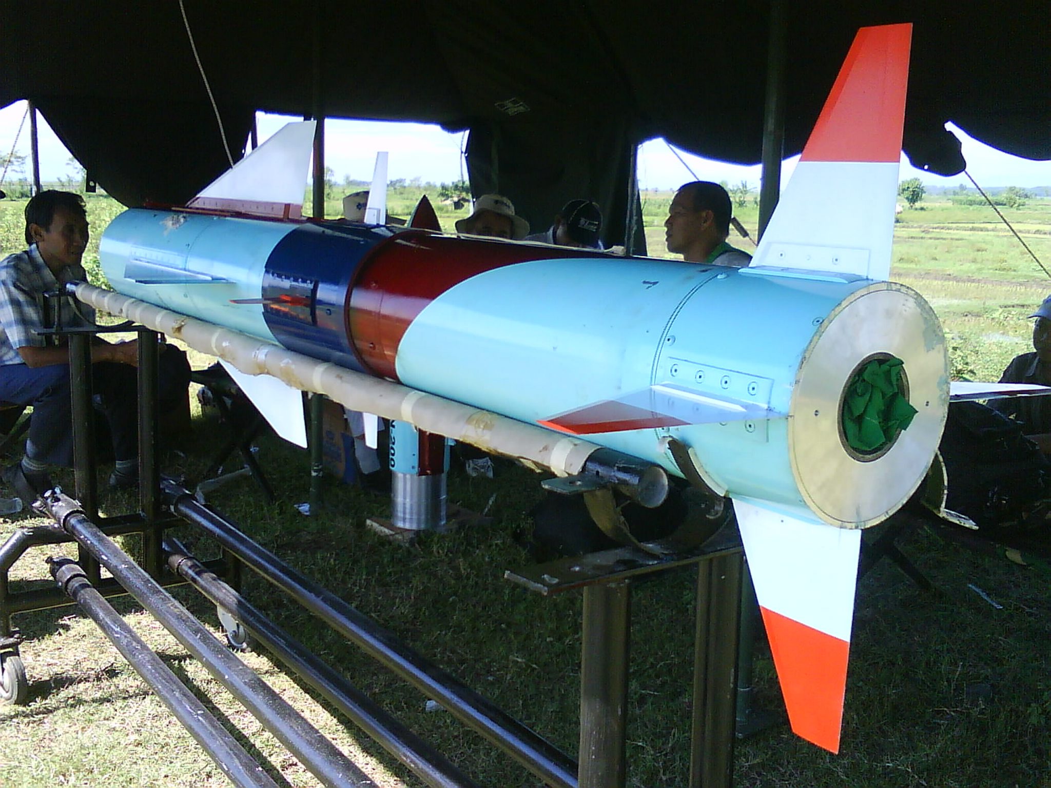 Teknisi LAPAN menjaga hulu roket kendali tipe Lapan RKN 200 saat menanti giliran peluncuran di Desa Pandan Wangi, Kabupaten Lumajang.