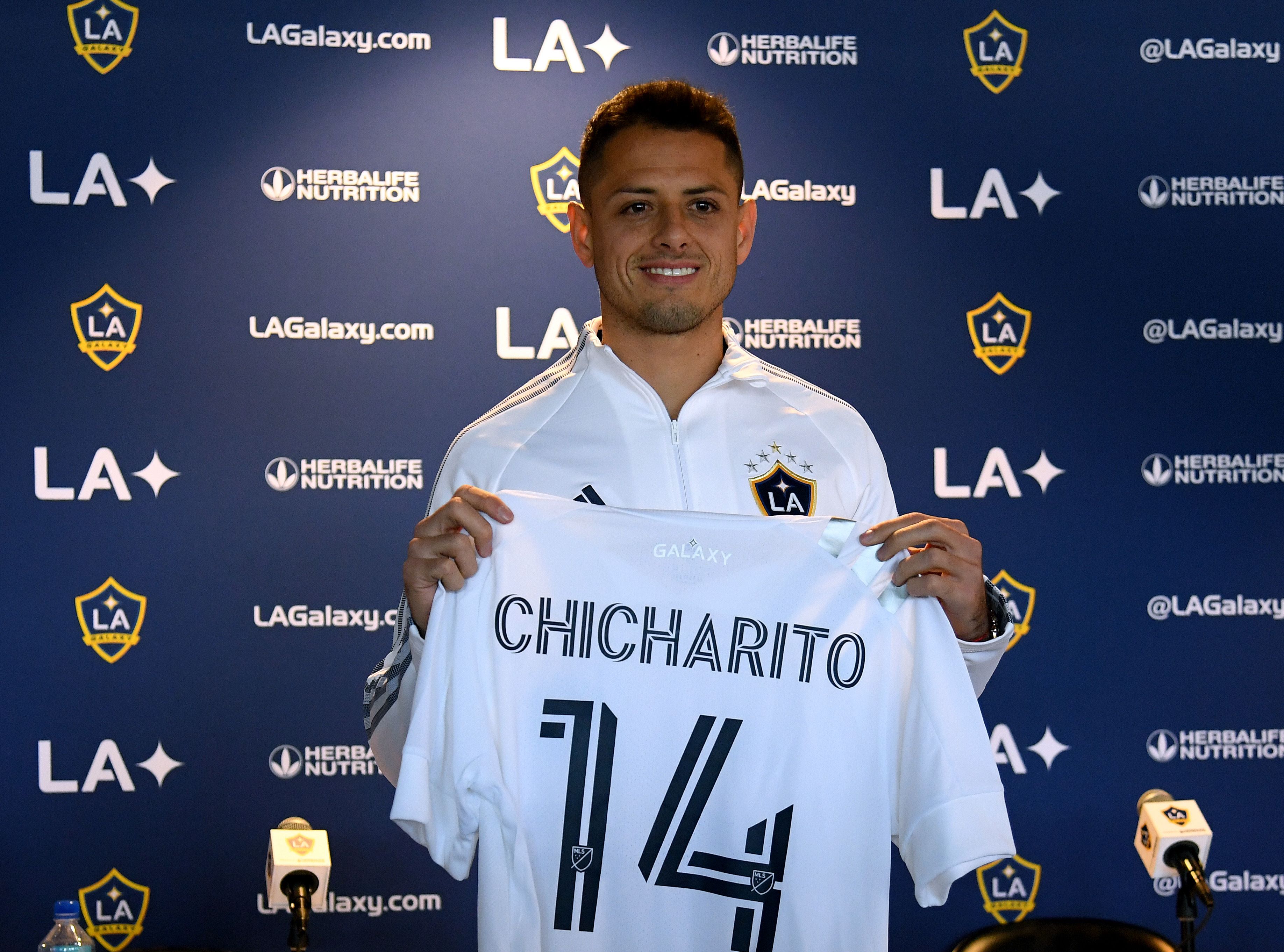 Javier Hernandez alias Chicharito saat diperkenalkan LA Galaxy