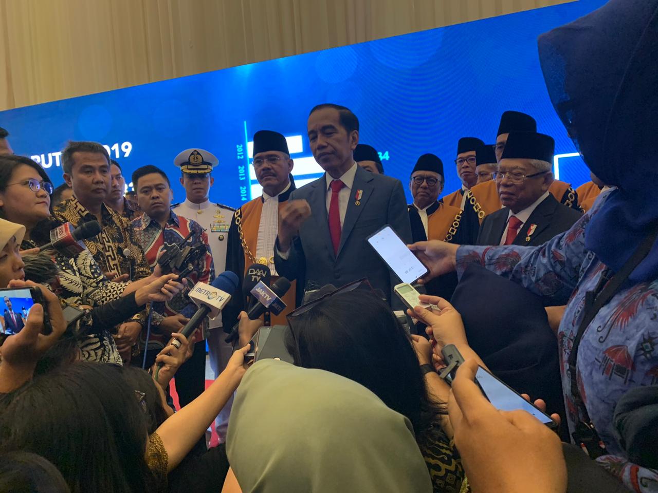 Presiden Joko Widodo memberikan keterangan seusai Sidang Pleno Istimewa Laporan Tahunan Mahkamah Agung 2019 di Jakarta, Rabu (26/2).