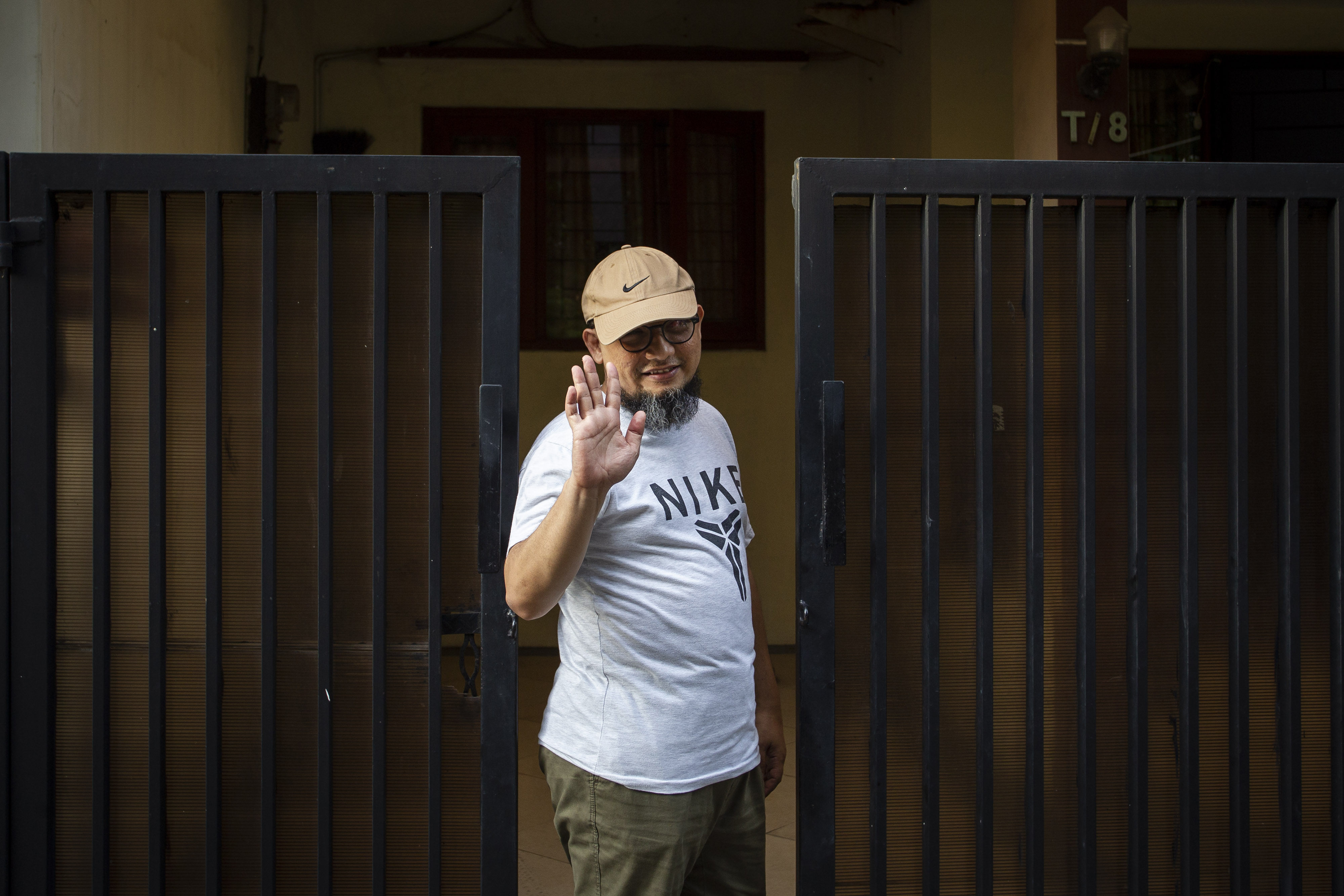 Novel Baswedan menyapa awak media usai rekonstruksi kasus penyiraman air keras terhadap dirinya di Jalan Deposito, Kelapa Gading, Jakarta.