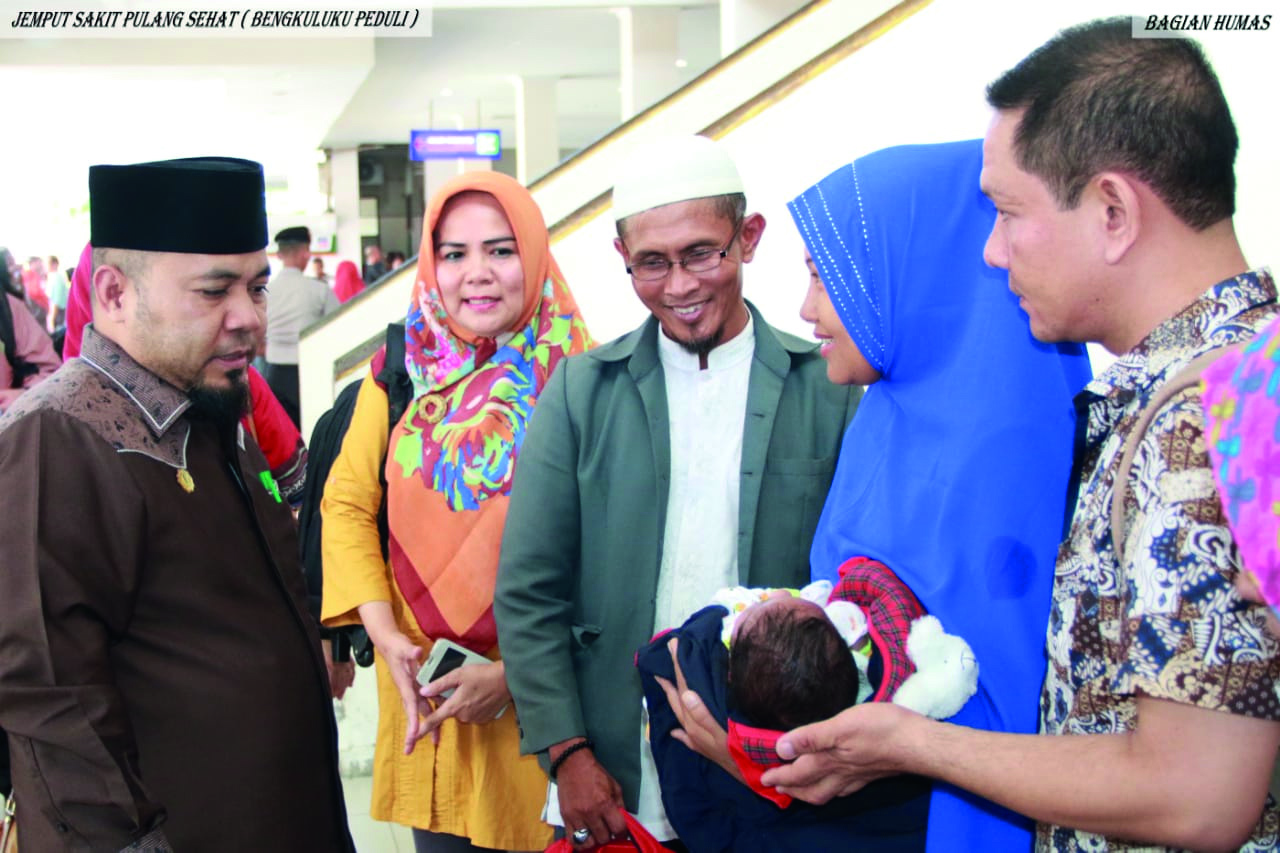 Wali kota Bengkulu (kiri) mengunjungi salah seorang pasien di RSHD.