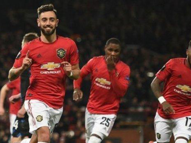 Bruno Fernandes melakukan selebrasi usai mencetak gol ke gawang Brugge di laga Liga Europa.