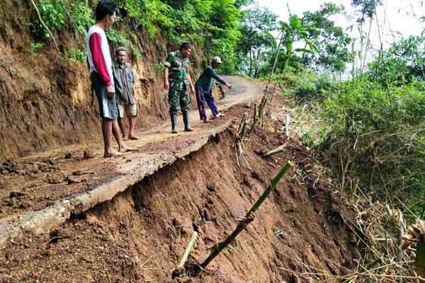 Longsor di Dukuh Karang Anjog, Desa Tonjong dengan Dukuh Balai Kambang, Desa Linggapura, Kecamatan Tonjong, Kabupaten Brebes, Jawa Tengah.
