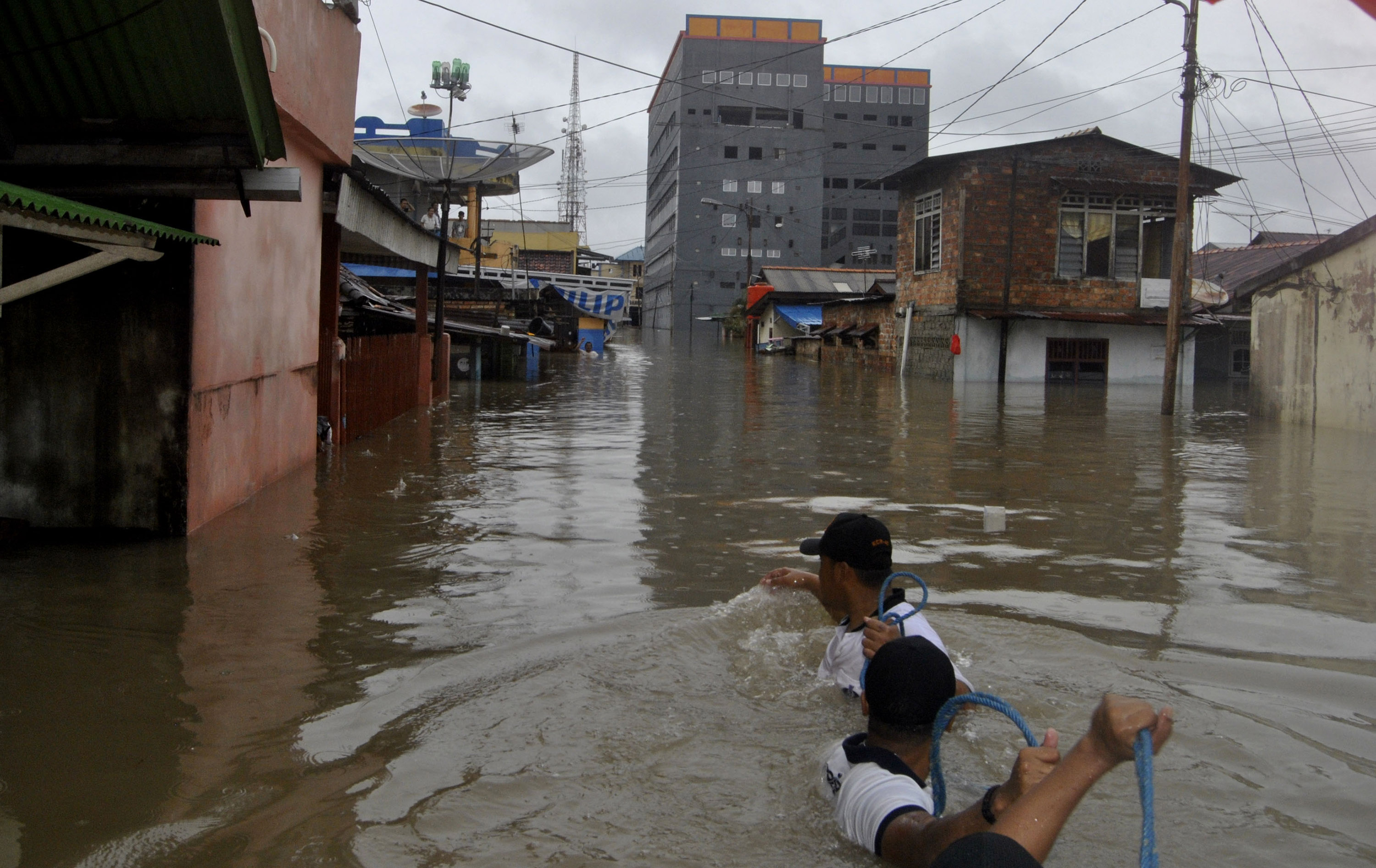 Ilustrasi--Tim Gabungan mengevakuasi korban banjir di Kota Pangkalpinang, Propinsi Kepulauan Bangka Belitung