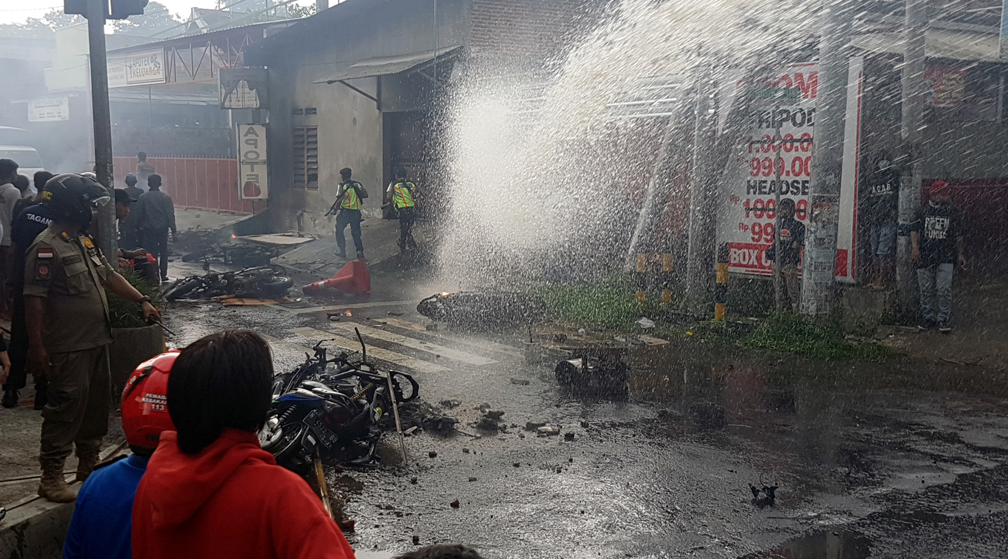 Petugas berusaha mengamankan situasi pascakerusuhan akibat ulah suporter fanatik Persebaya dan Arema.