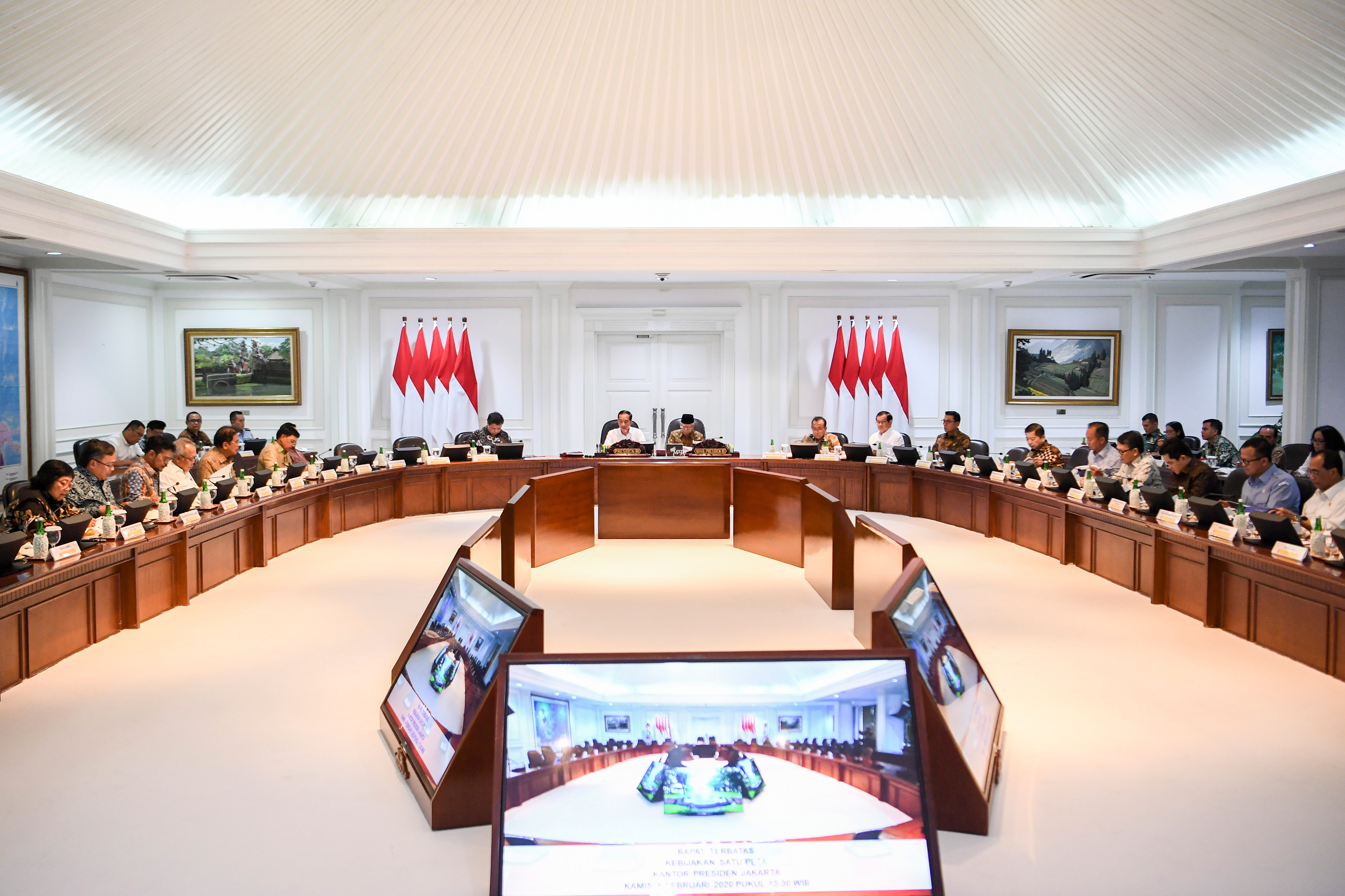 Presiden Joko Widodo didampingi Wakil Presiden Ma'ruf Amin memimpin rapat kabinet terbatas tentang kebijakan satu peta di Kantor Presiden.