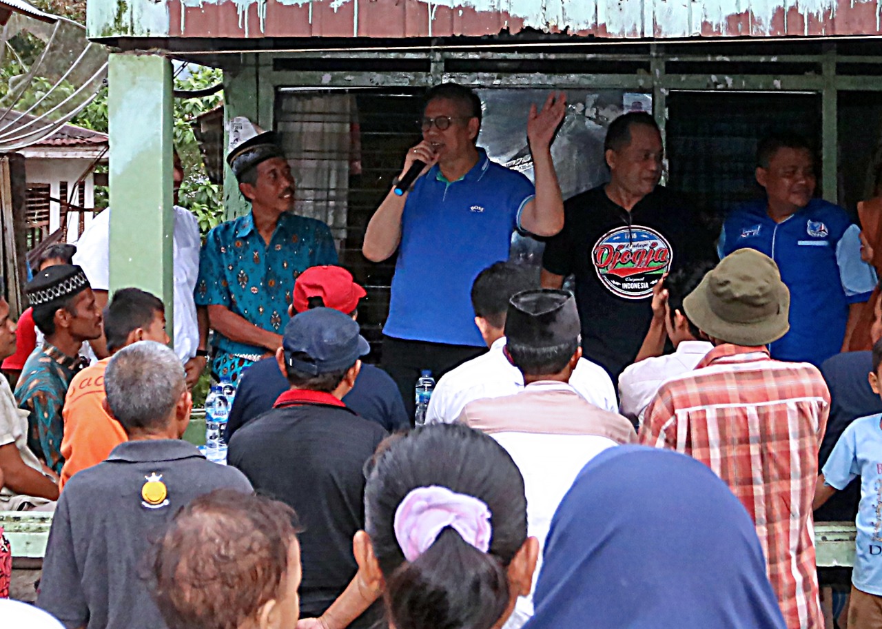 Mulyadi dalam pertenuan dengan warga.