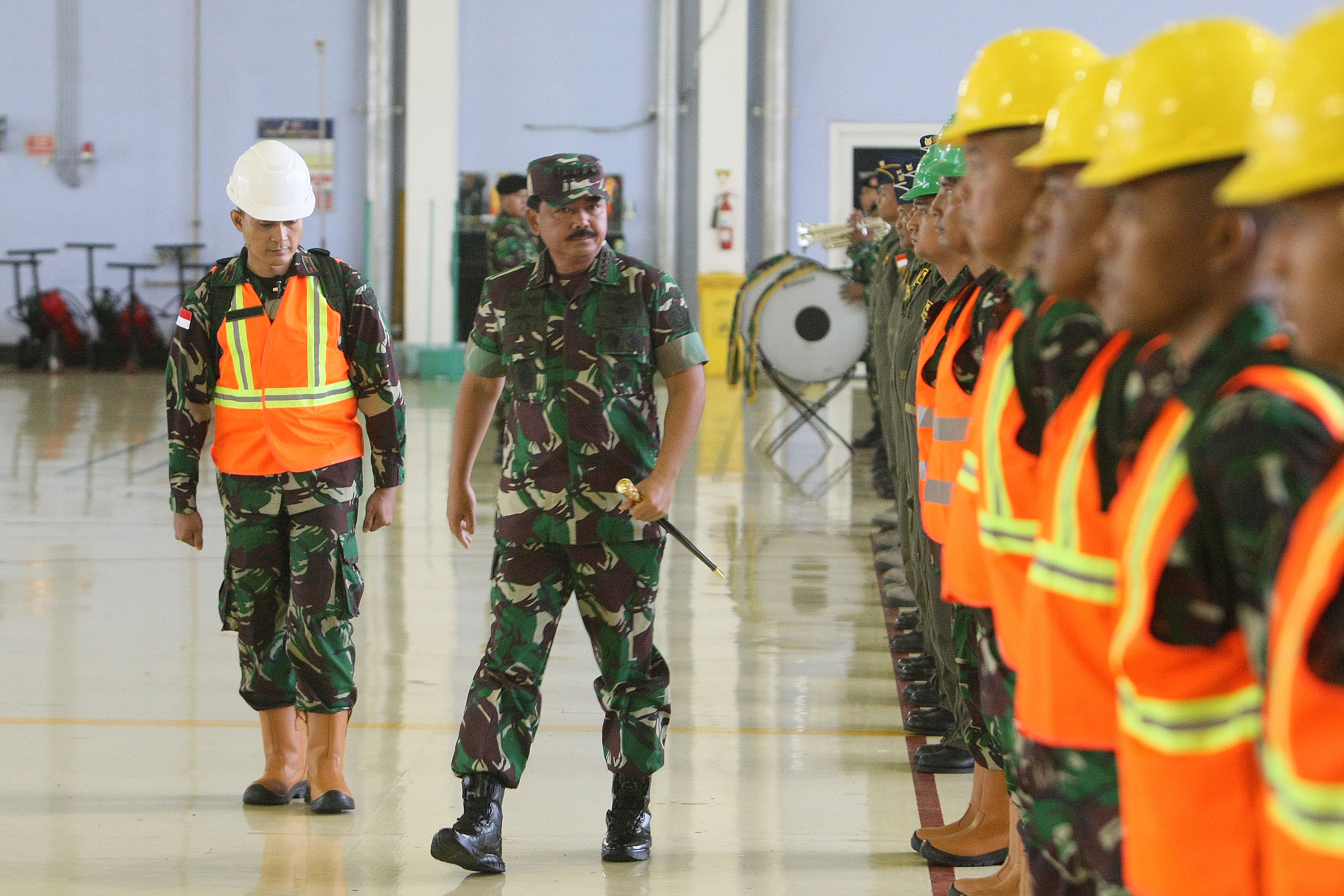 Panglima TNI Marsekal TNI Hadi Tjahjanto melepas pemberangkatan Satgas Garuda RI di Base Ops Lanud Halim Perdana Kusuma, Jakarta Timur.