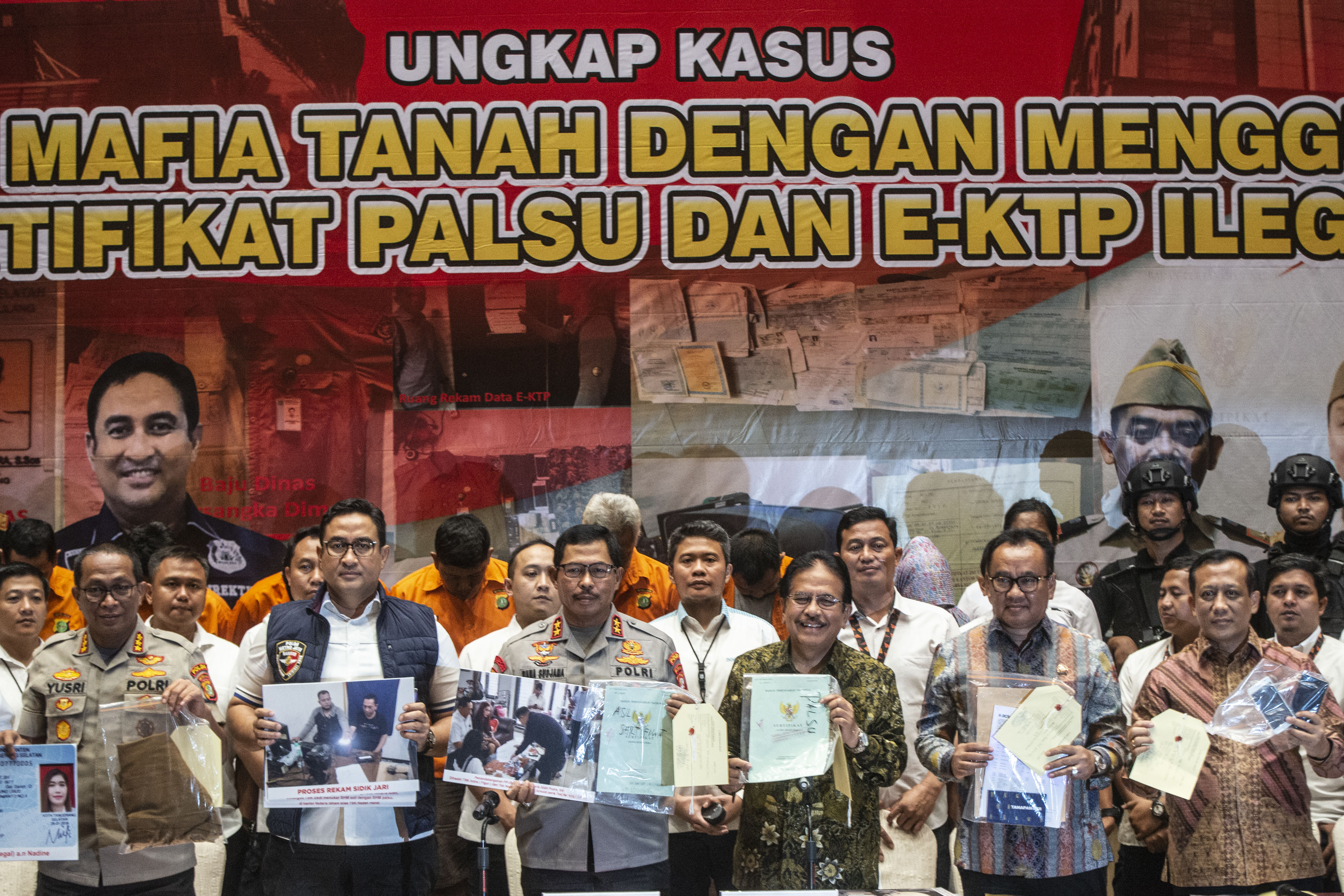 KASUS MAFIA TANAH: Menteri ATR/Kepala BPN Sofyan Djalil (ketiga kanan) bersama Kapolda Metro Jaya Irjen Pol Nana Sudjana (ketiga kiri)  