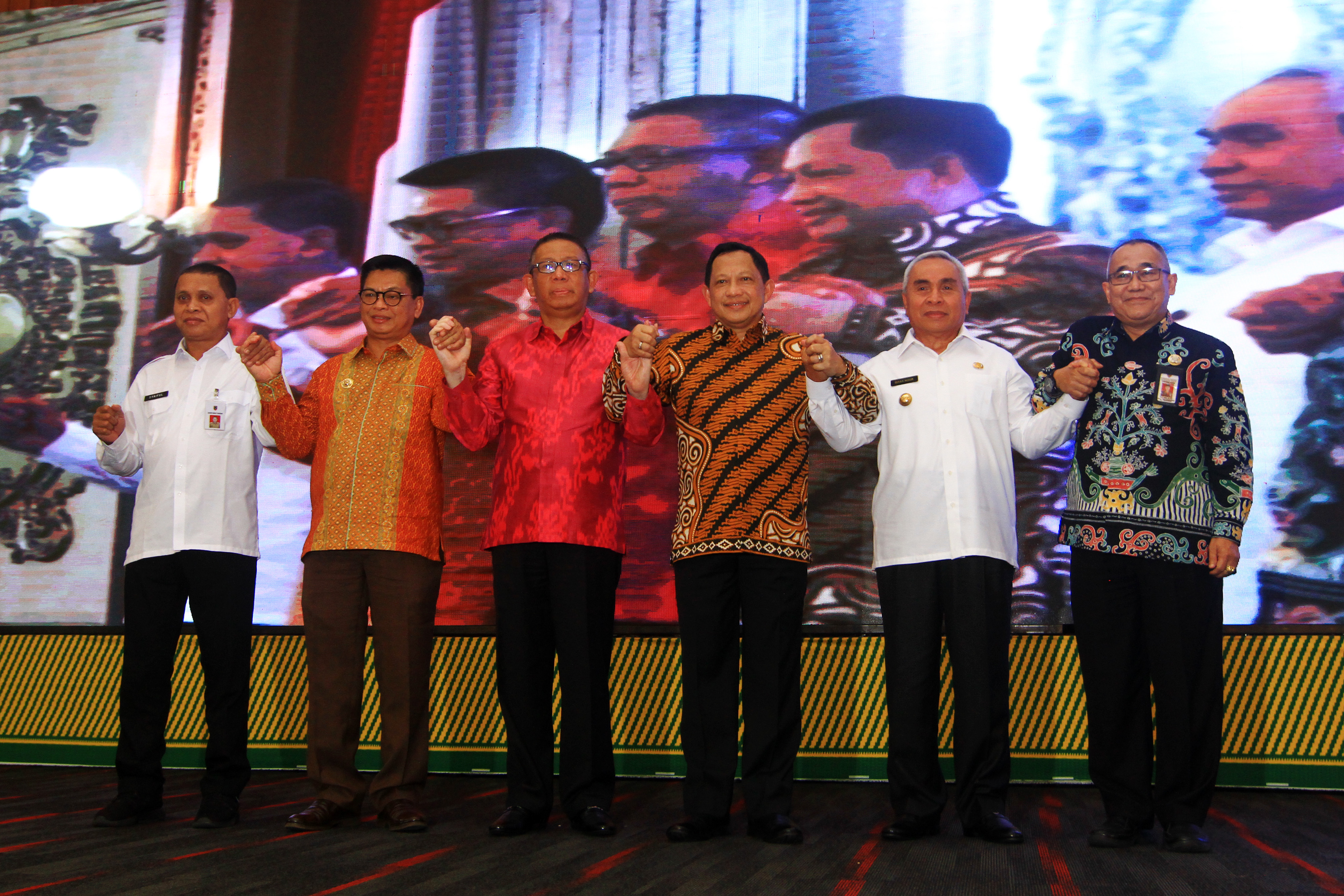 Mendagri (ketiga kanan), Gubernur Kalbar Sutarmidji (ketiga kiri), Gubernur Kaltim Isran (kedua kanan), Gubernur Kalut Irianto (kedua kiri).