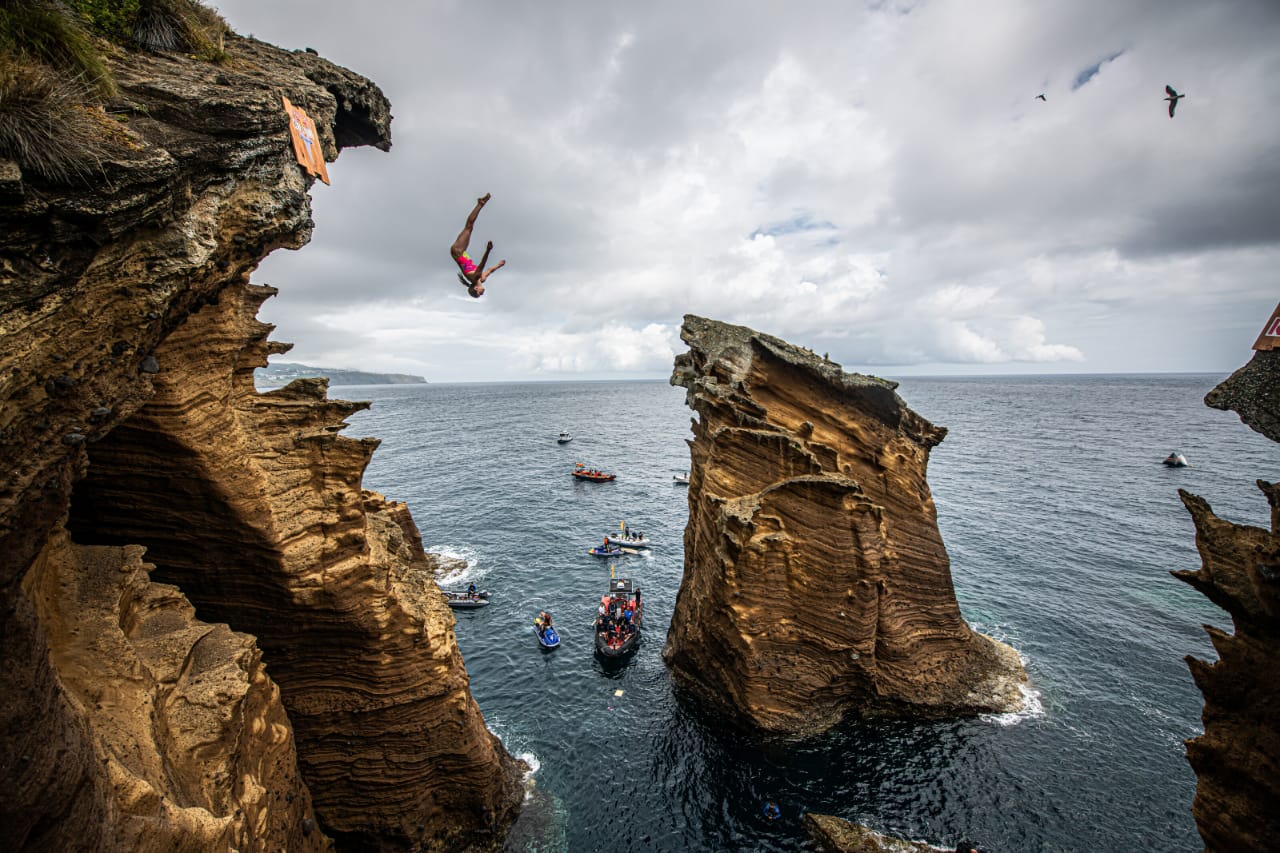 Ilustrasi kejuaraan Red Bull Cliff Diving