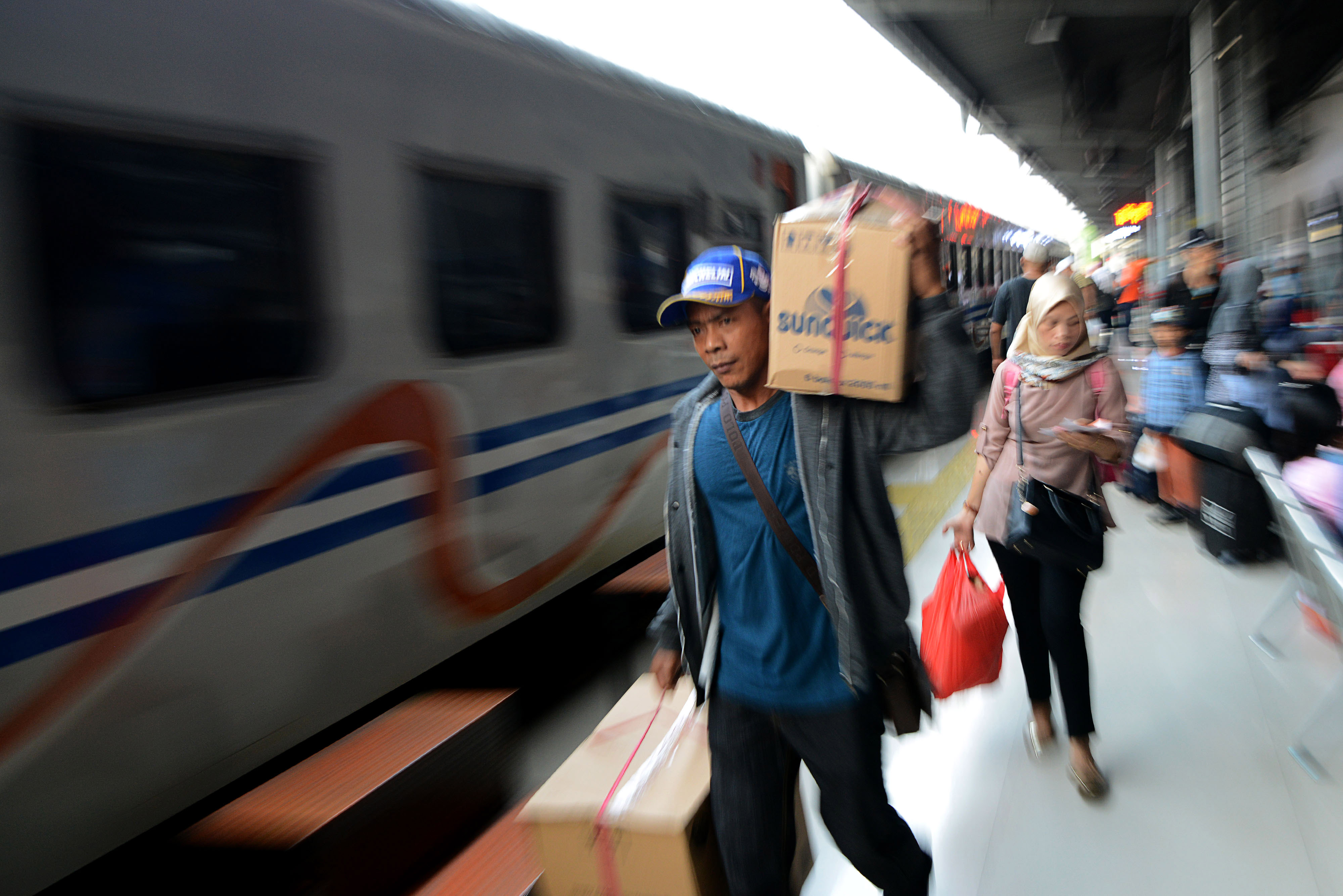 Ilustrasi--Sejumlah penumpang peserta menuju gerbong kereta api Brantas Lebaran jurusan Blitar, Jawa Timur di Stasiun Pasar Senen
