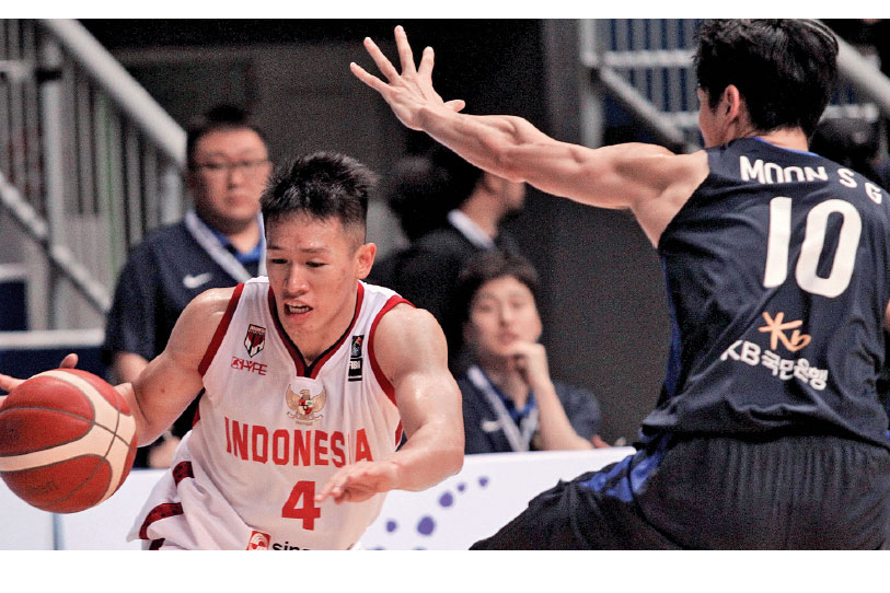 Pemain timnas basket Indonesia Abraham Damar Grahita (4) berusaha melewati hadangan pemain timnas basket Korea Selatan Seonggon Moon (10) p