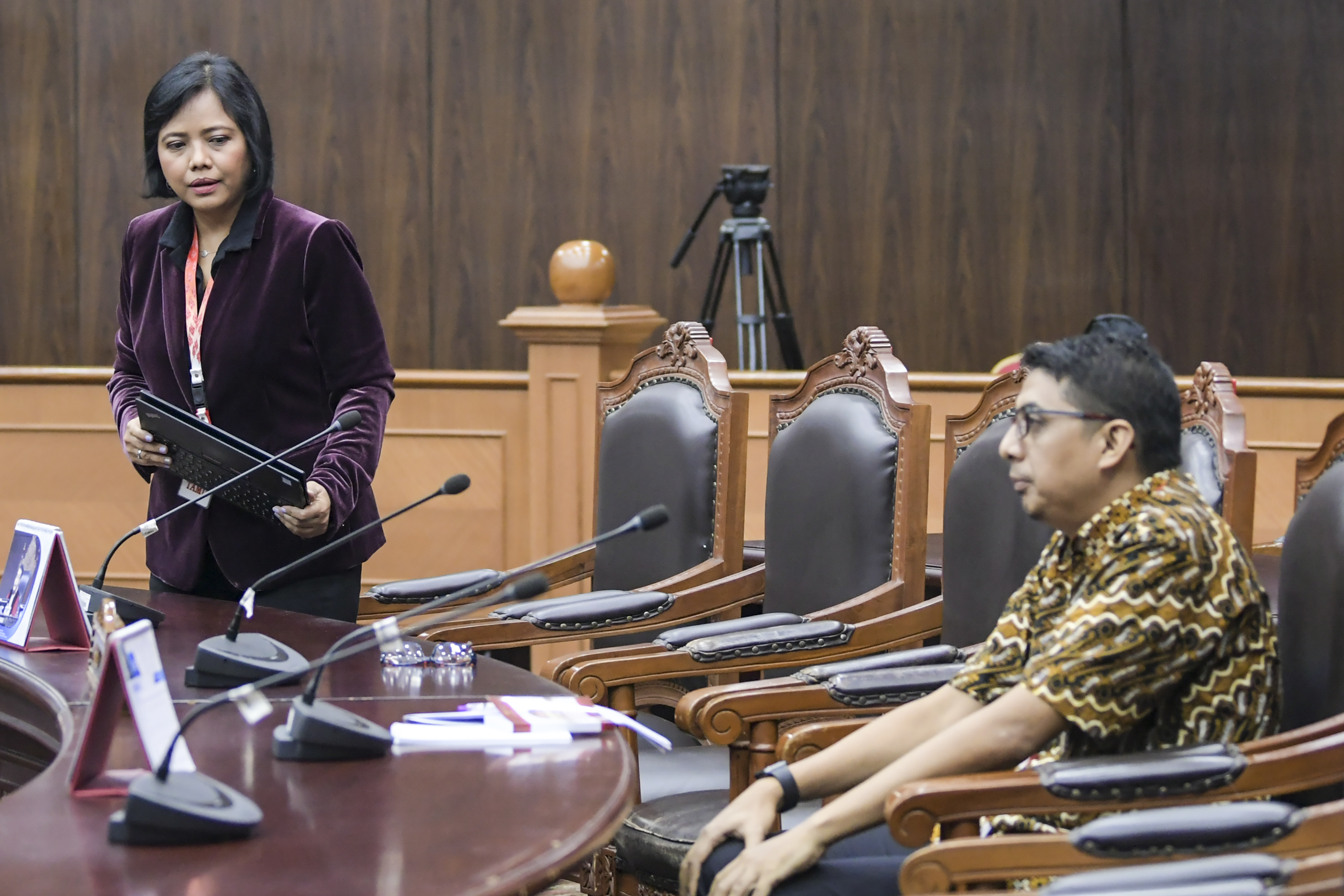 Saksi ahli dari pemohon Bivitri Susanti (kiri) dalam sidang uji formil UU KPK di Gedung Mahkamah Konstitusi, Jakarta, Rabu (19/2/2020).