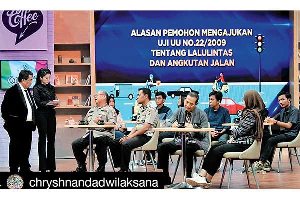 Pembawa acara yang juga pengacara kondang Hotman Paris Hutapea (kiri)