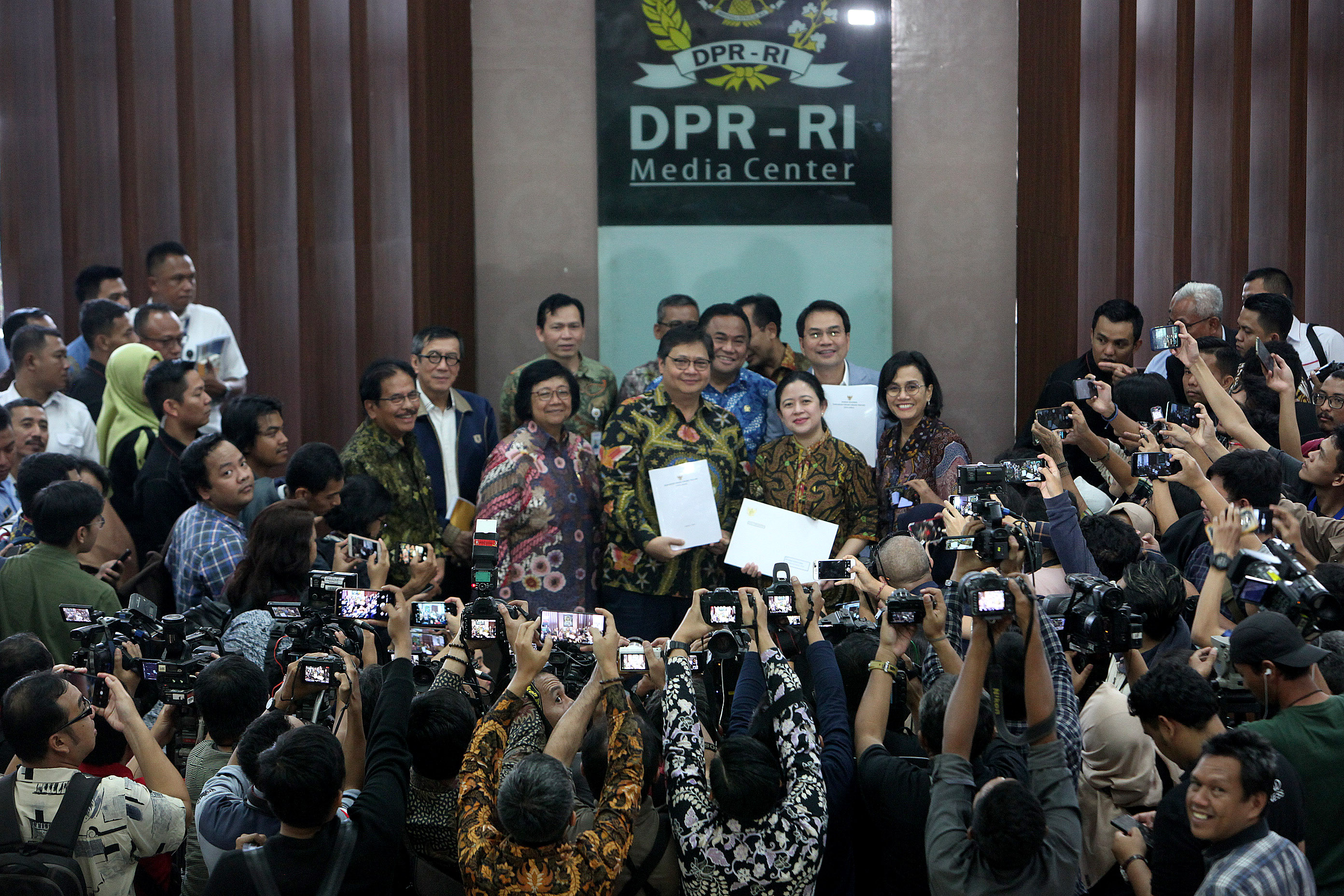 Pimpinan DPR dan sejumlah menteri Kabinet Indonesia Maju menggelar konperensi pers terkait RUU Cipta Kerja di Kompleks Parlemen.