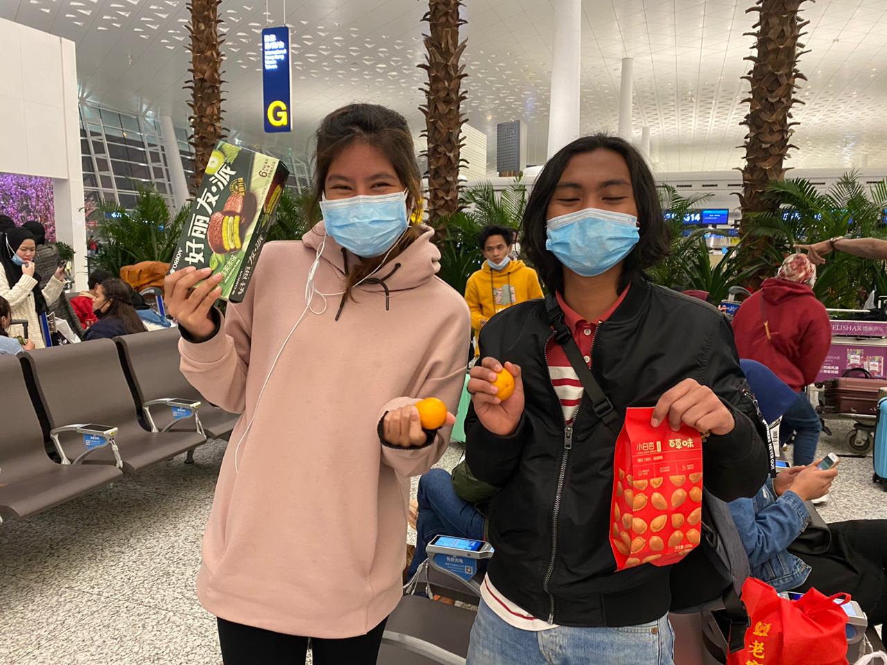  Ratusan Warga Negara Indonesia (WNI) yang akan dievakuasi tiba di Bandara Internasional Tianhe, Wuhan, Sabtu (1/2).