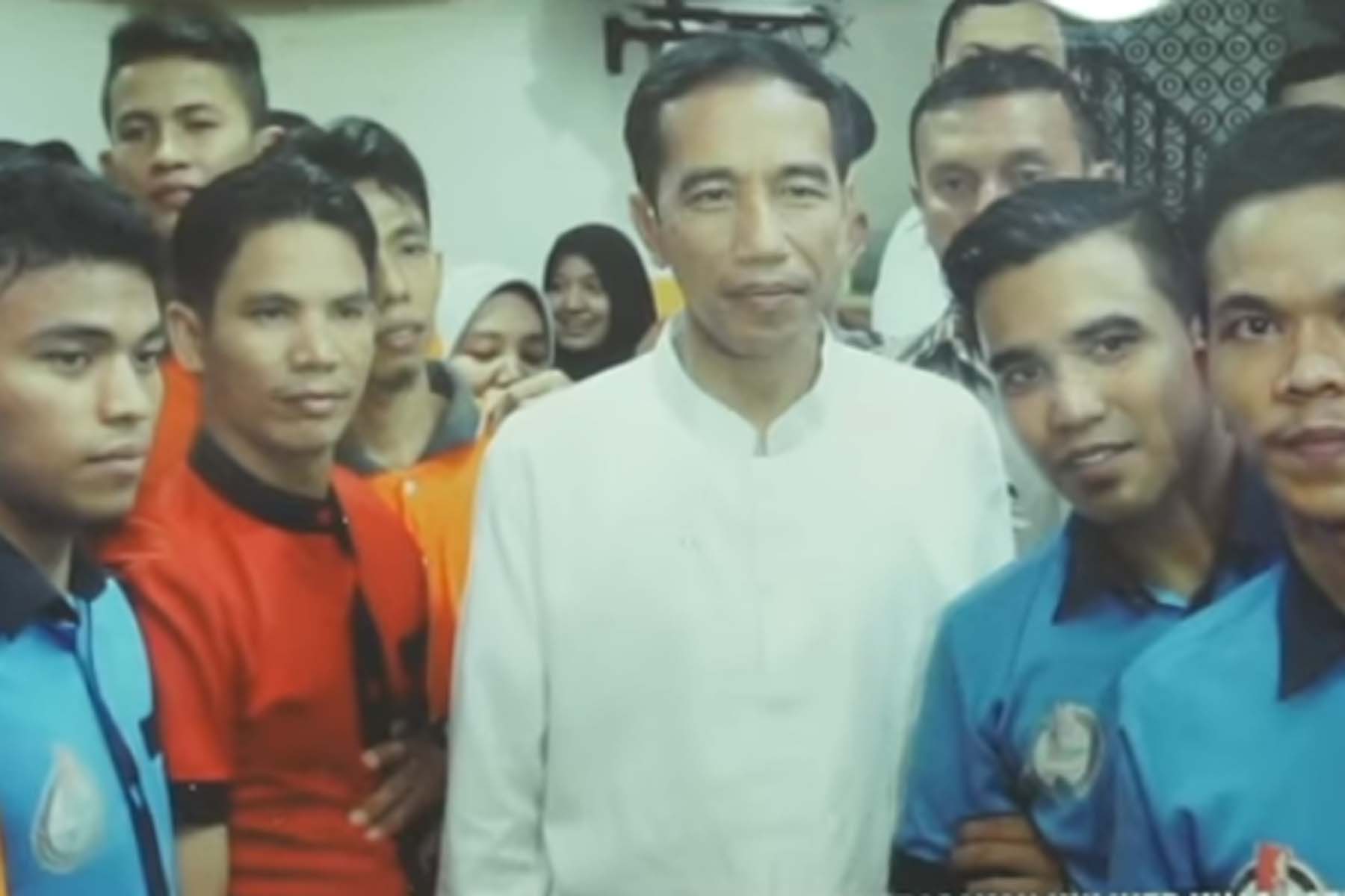 Presiden Joko Widodo saat mengunjungi Mie Razali di Banda Aceh. 