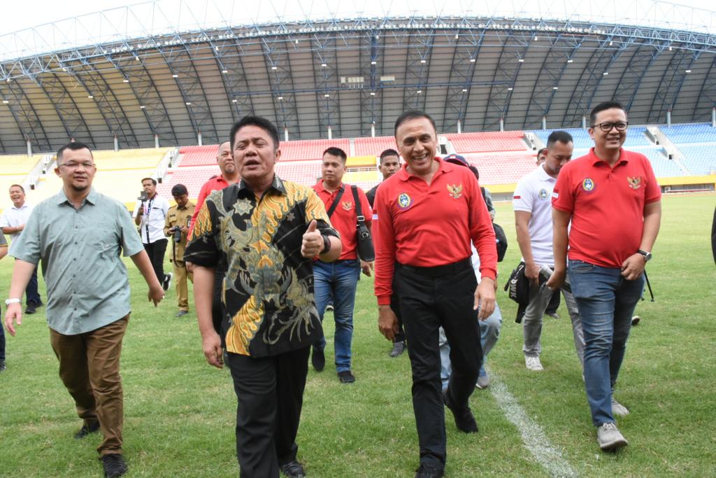 Ketua Umum PSSI Mochamad Iriawan bersama Gubernur Sumsel Herman Deru meninjau Stadion Jakabaring