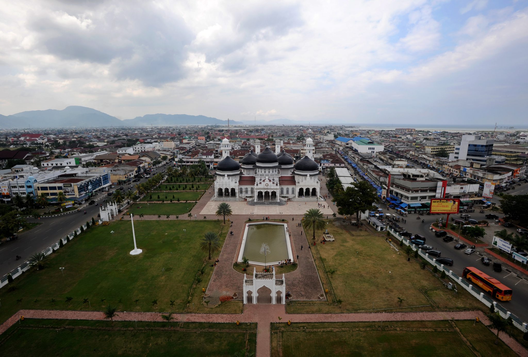  Masjid Raya Baiturrahman, di Banda Aceh, Aceh dibangun Sultan Iskandar Muda (1607 - 1636) dari Kesultanan Aceh