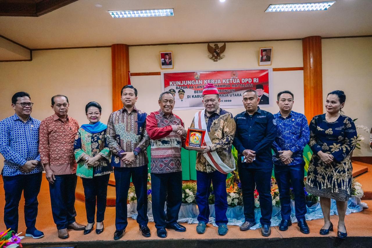 Bupati Toraja Utara Kalatiku Paembo memberikan gelar tamu kehormatan pada La Nyalla dengan memakaikan selempang dan topi khas Toraja Utara.