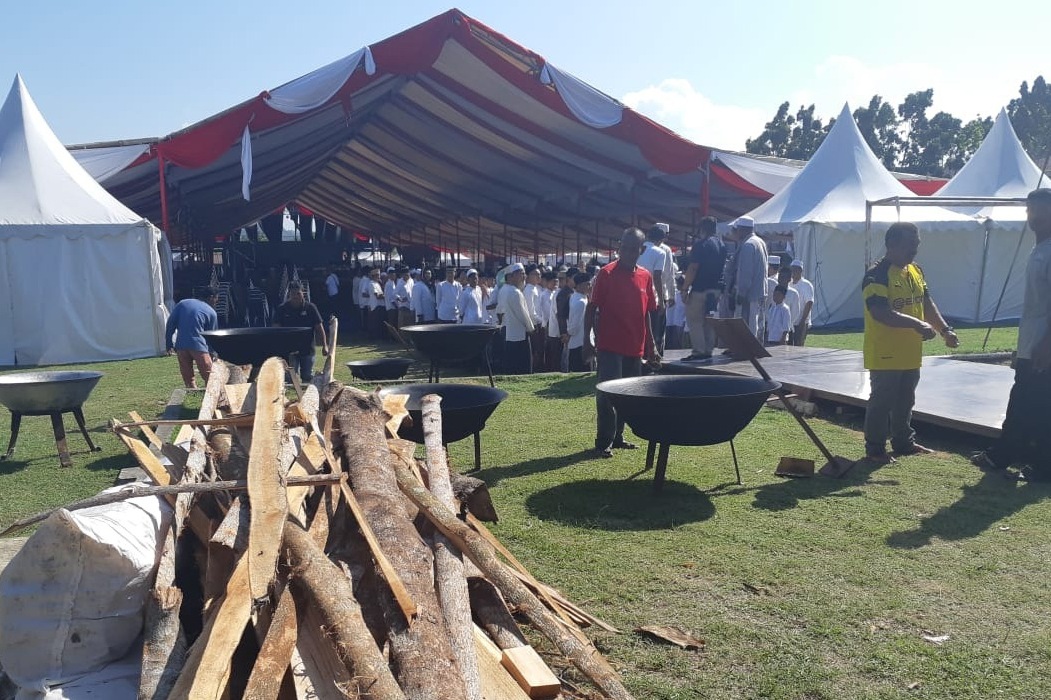 Sejumlah kuali besar telah disiapkan panitia untuk memasak 10 ekor sapi pada acara Kenduri Kebangsaan di Kabupaten Bireuen, Kamis (20/2).