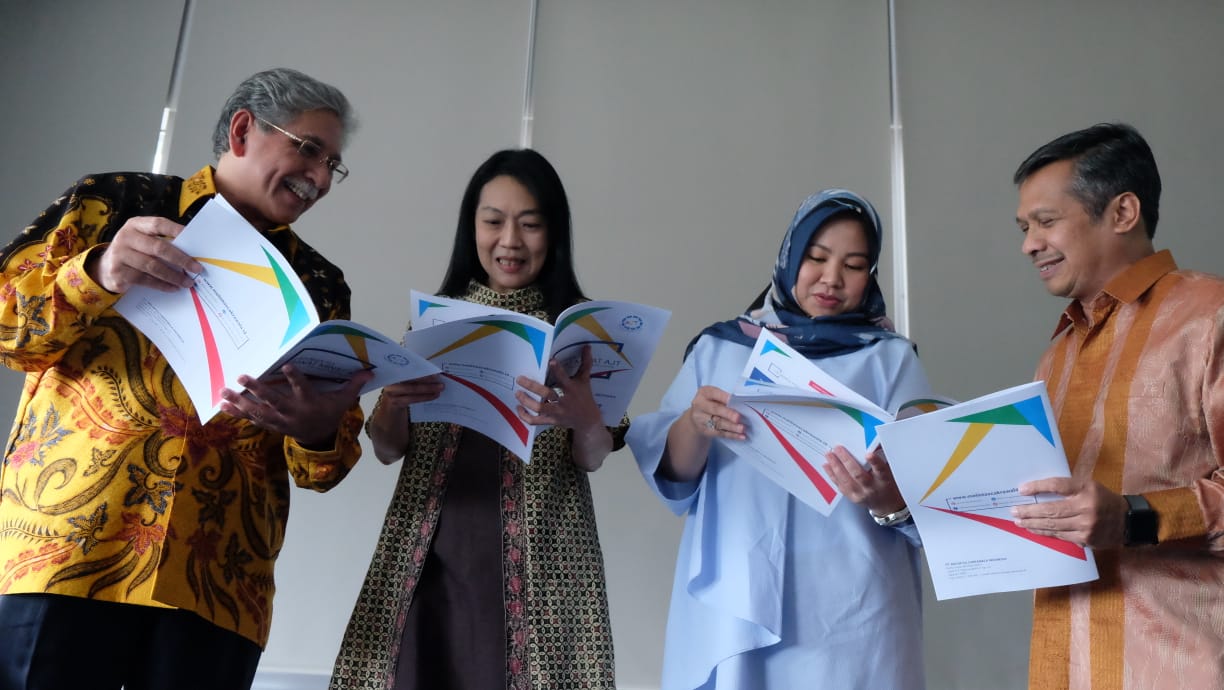 CTO dan Direktur Research & Development PT MCI Abi Jabar (kiri) dan CEO PT MCI  Ari Kunwidodo bersama dua orang tua murid.