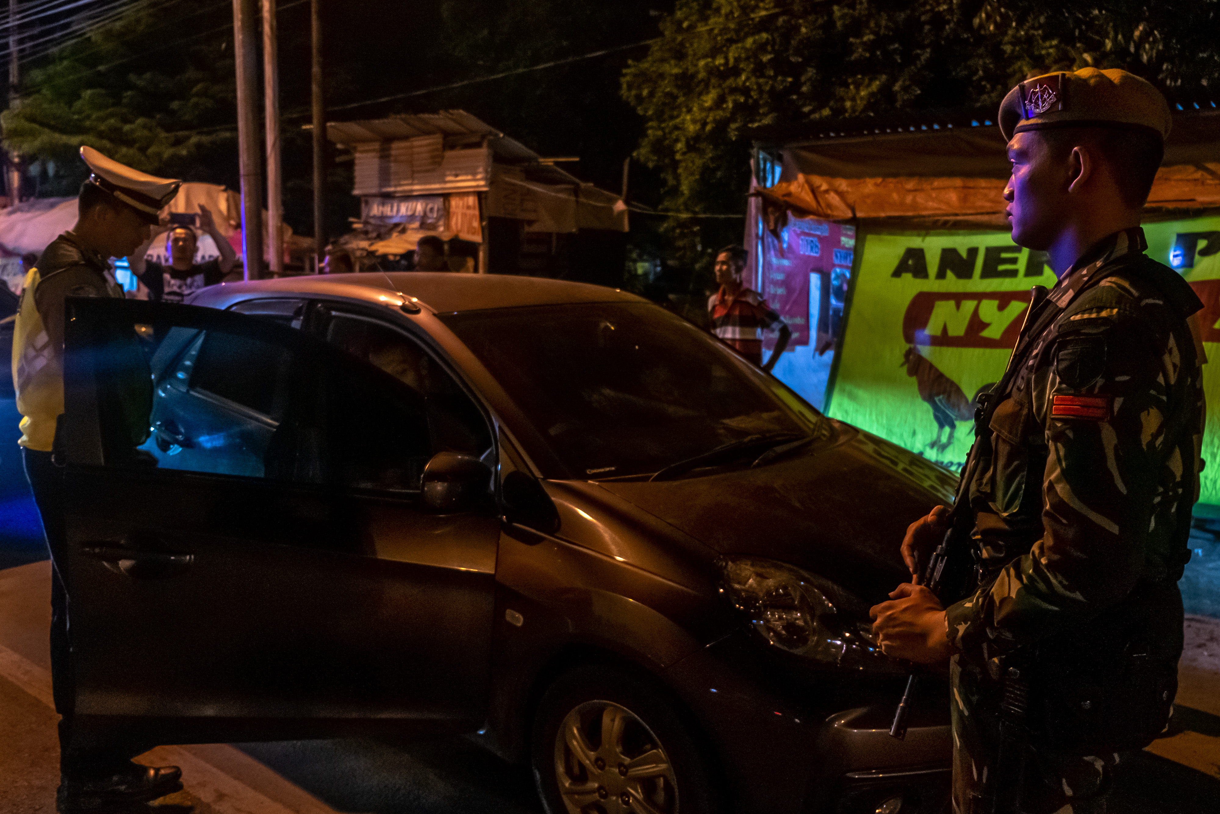 ilustrasi -- Polisi dibantu TNI memeriksa surat kelengkapan pengendara roda empat 